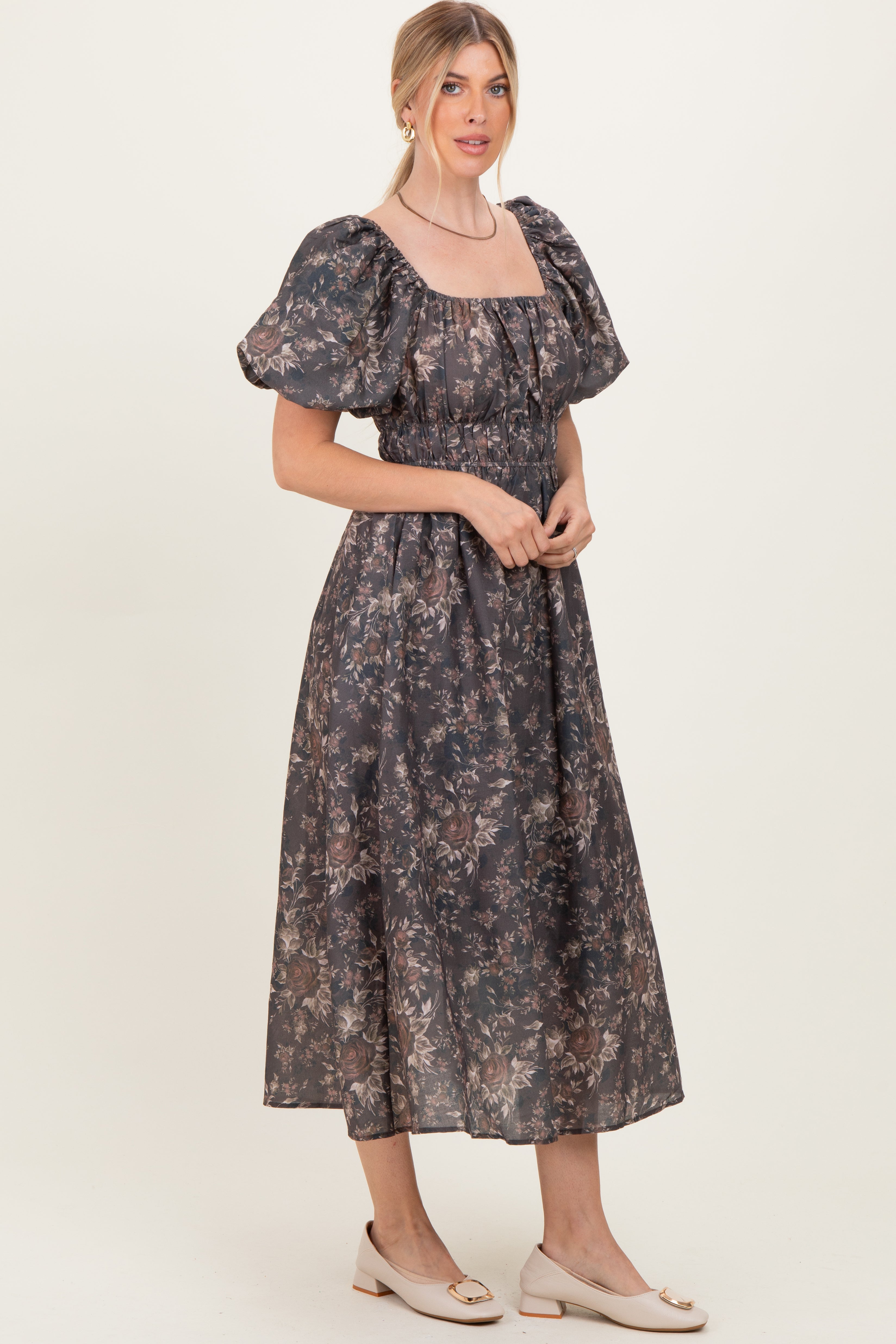 Braunes Umstands-Midikleid mit Blumenmuster und Puffärmeln