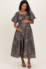 Braunes Umstands-Midikleid mit Blumenmuster und Puffärmeln