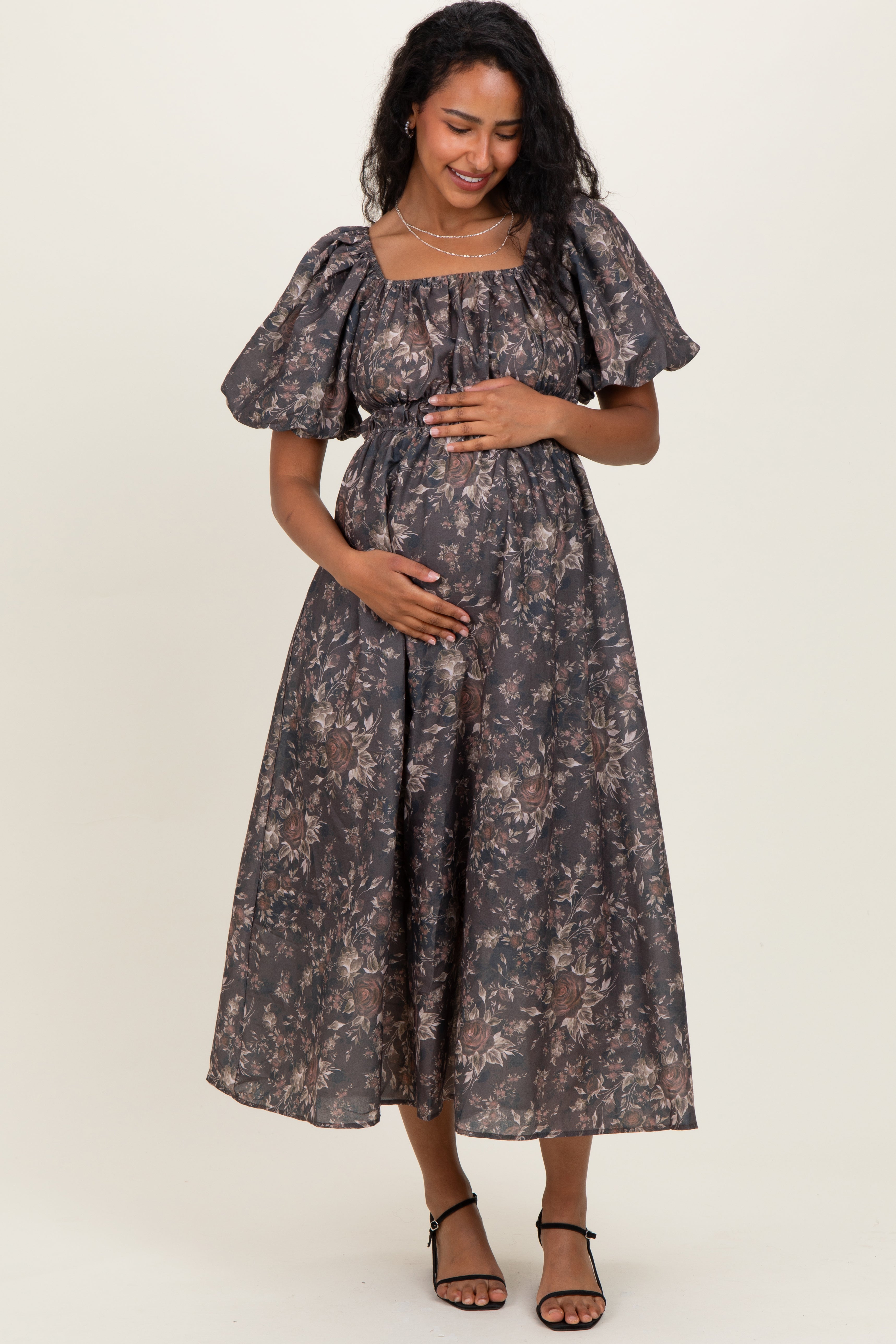 Braunes Umstands-Midikleid mit Blumenmuster und Puffärmeln