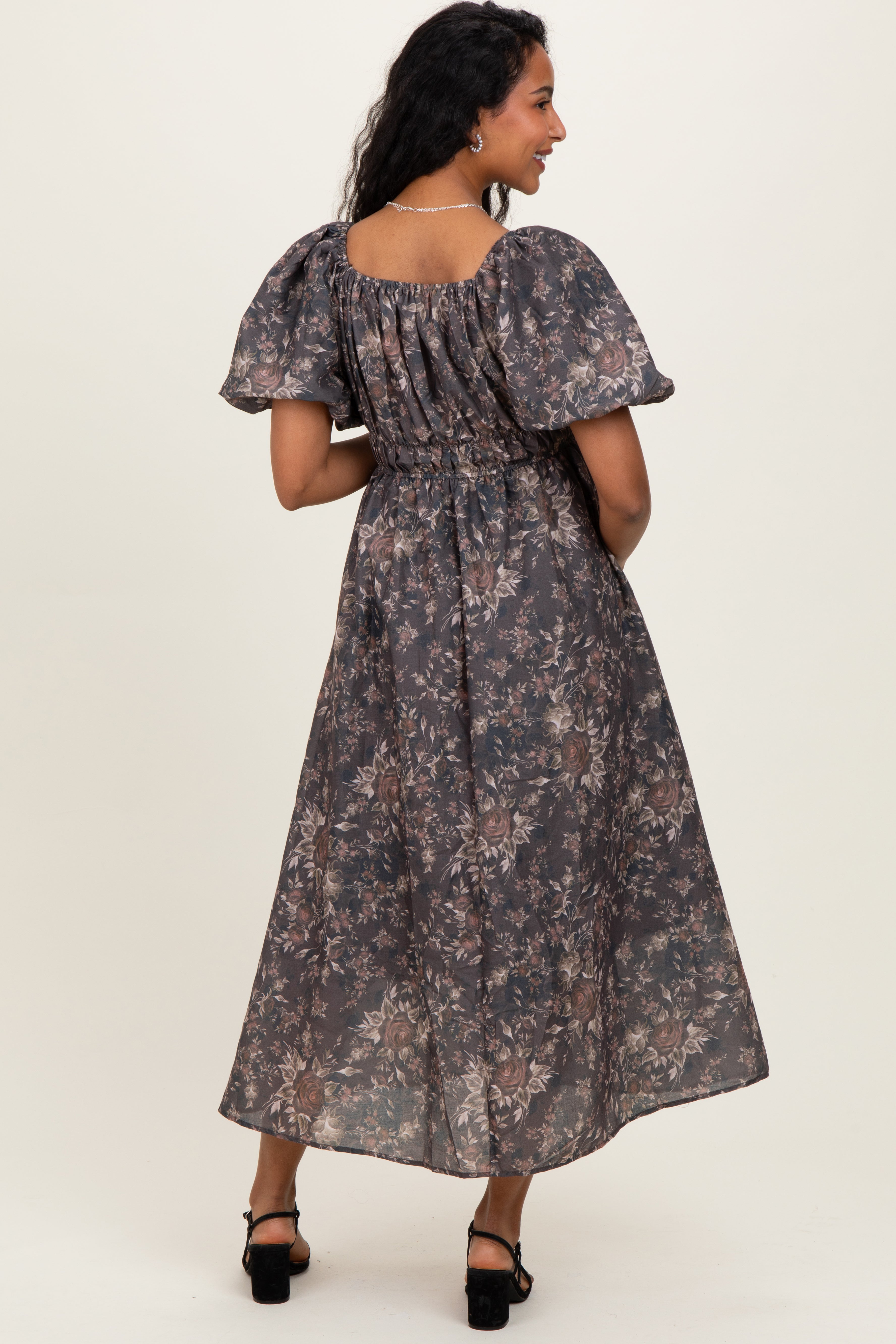 Braunes Umstands-Midikleid mit Blumenmuster und Puffärmeln