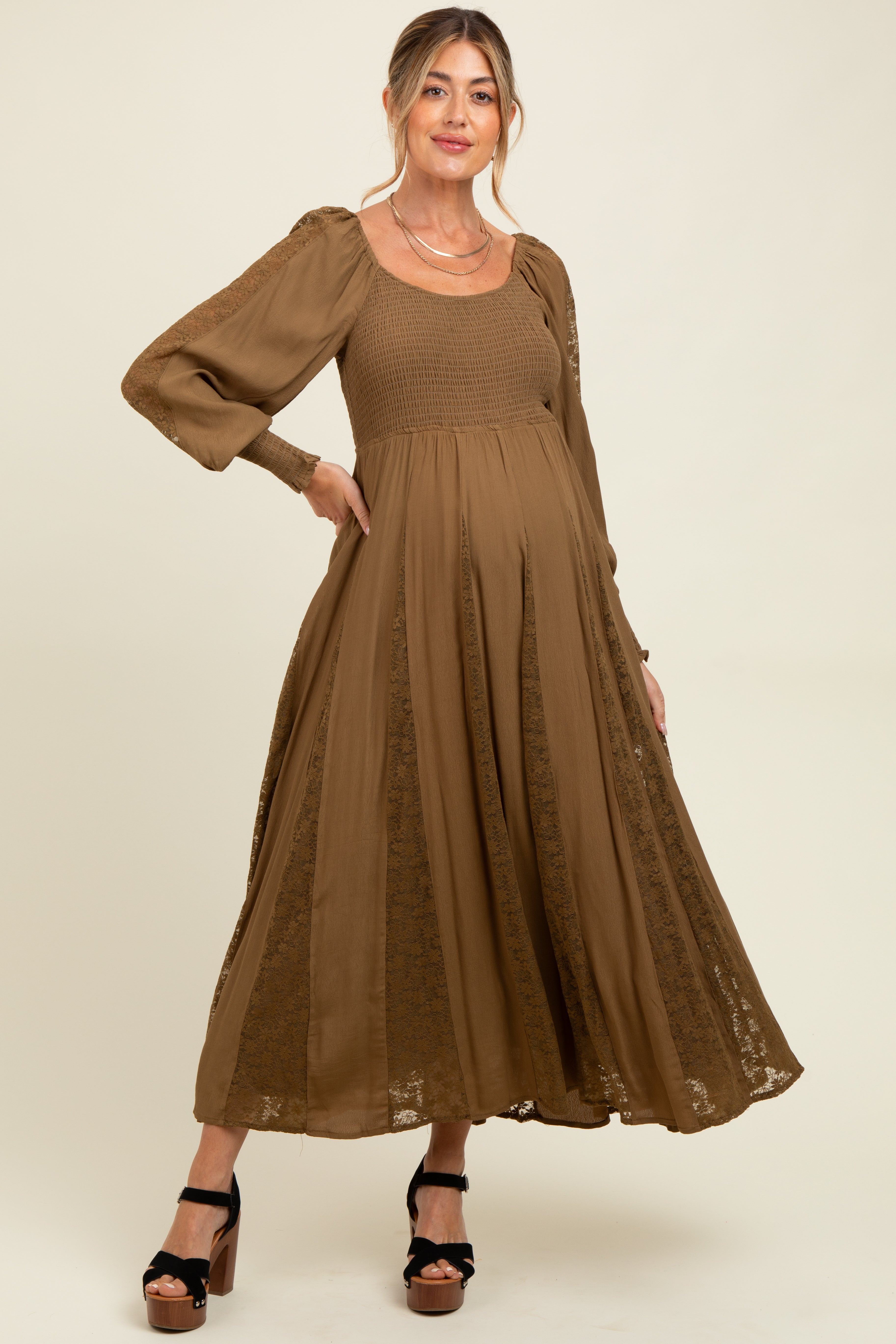 Braunes Umstands-Maxikleid mit Spitzeneinsätzen und Smok-Detail