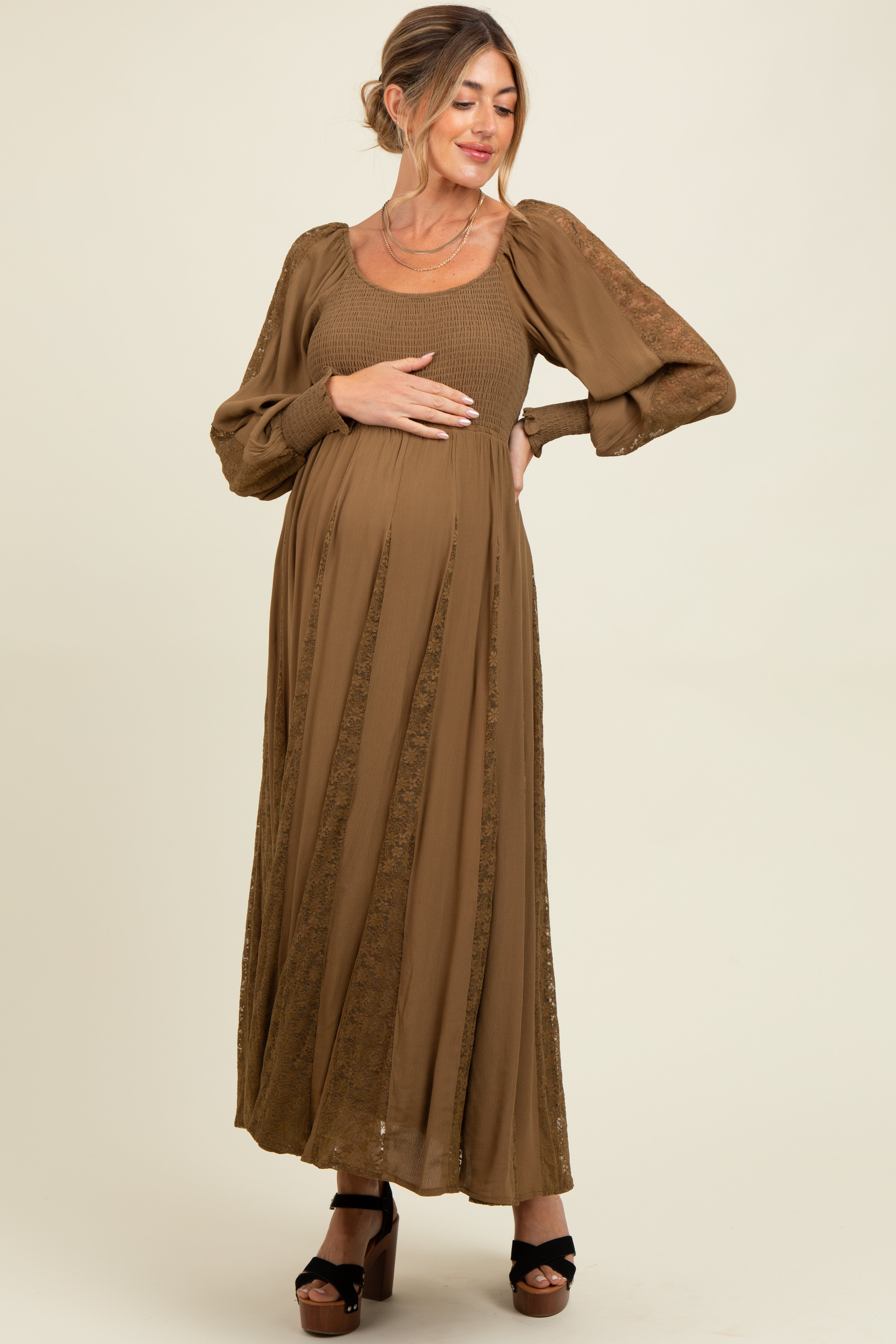 Braunes Umstands-Maxikleid mit Spitzeneinsätzen und Smok-Detail