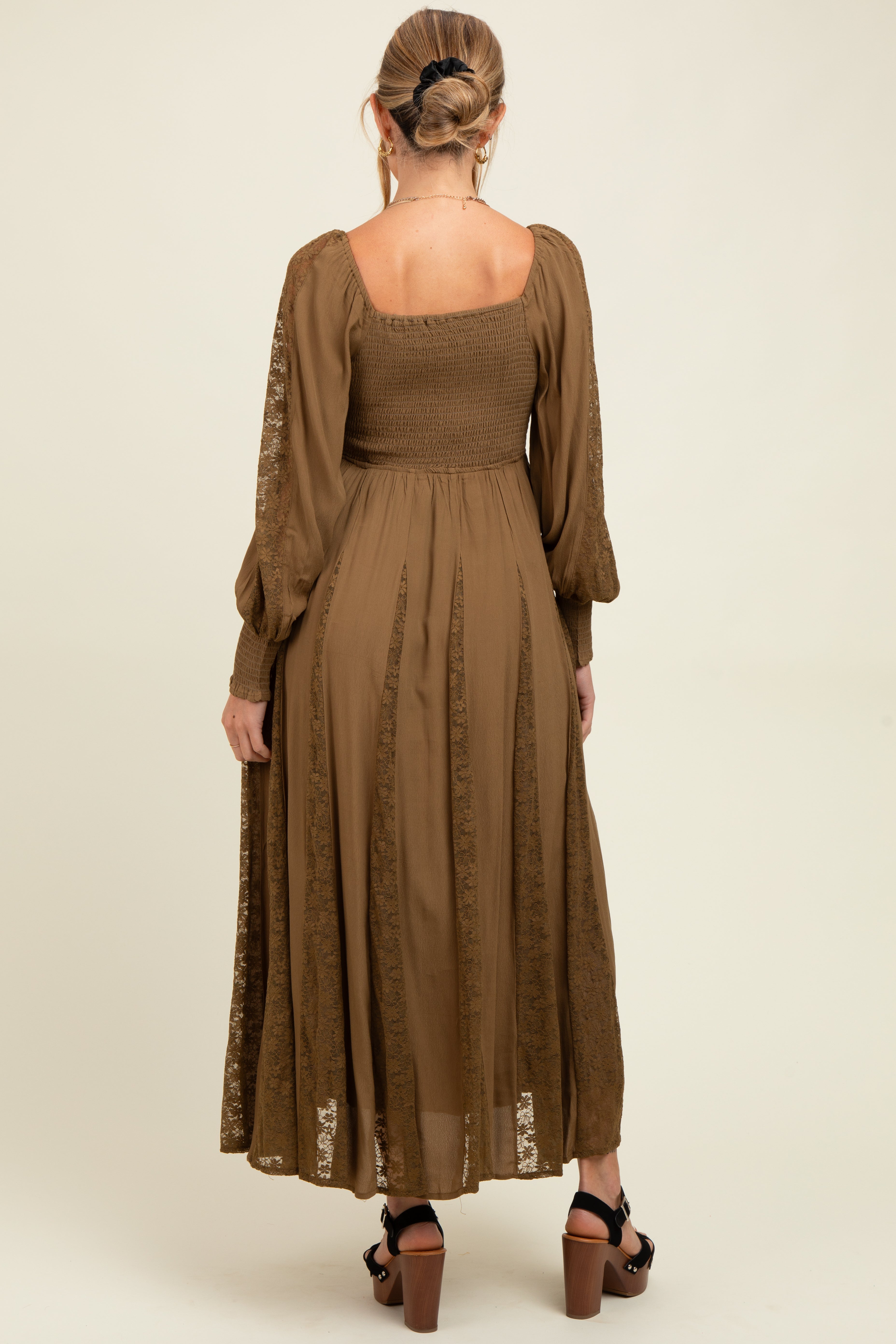 Braunes Umstands-Maxikleid mit Spitzeneinsätzen und Smok-Detail
