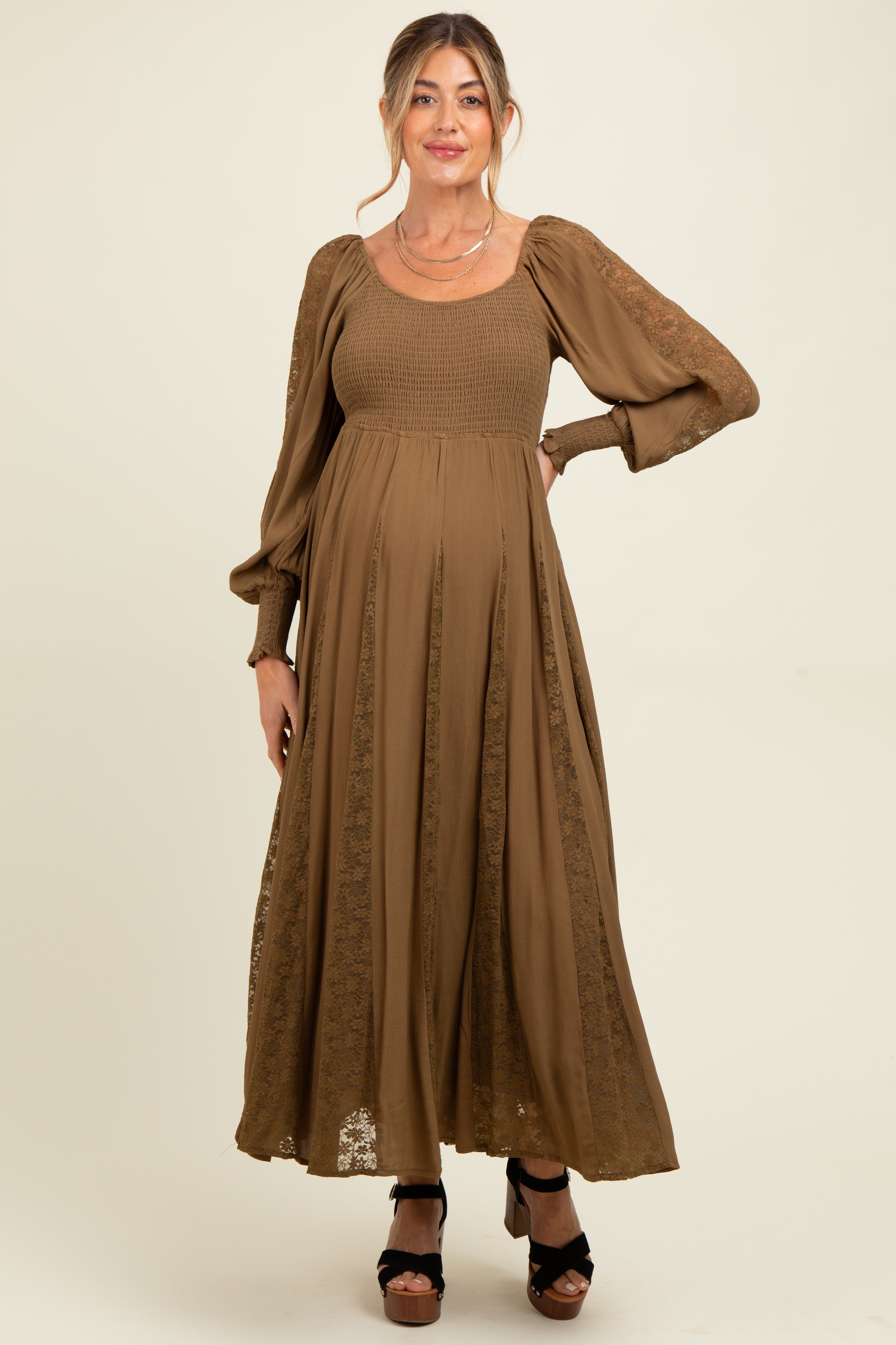 Braunes Umstands-Maxikleid mit Spitzeneinsätzen und Smok-Detail
