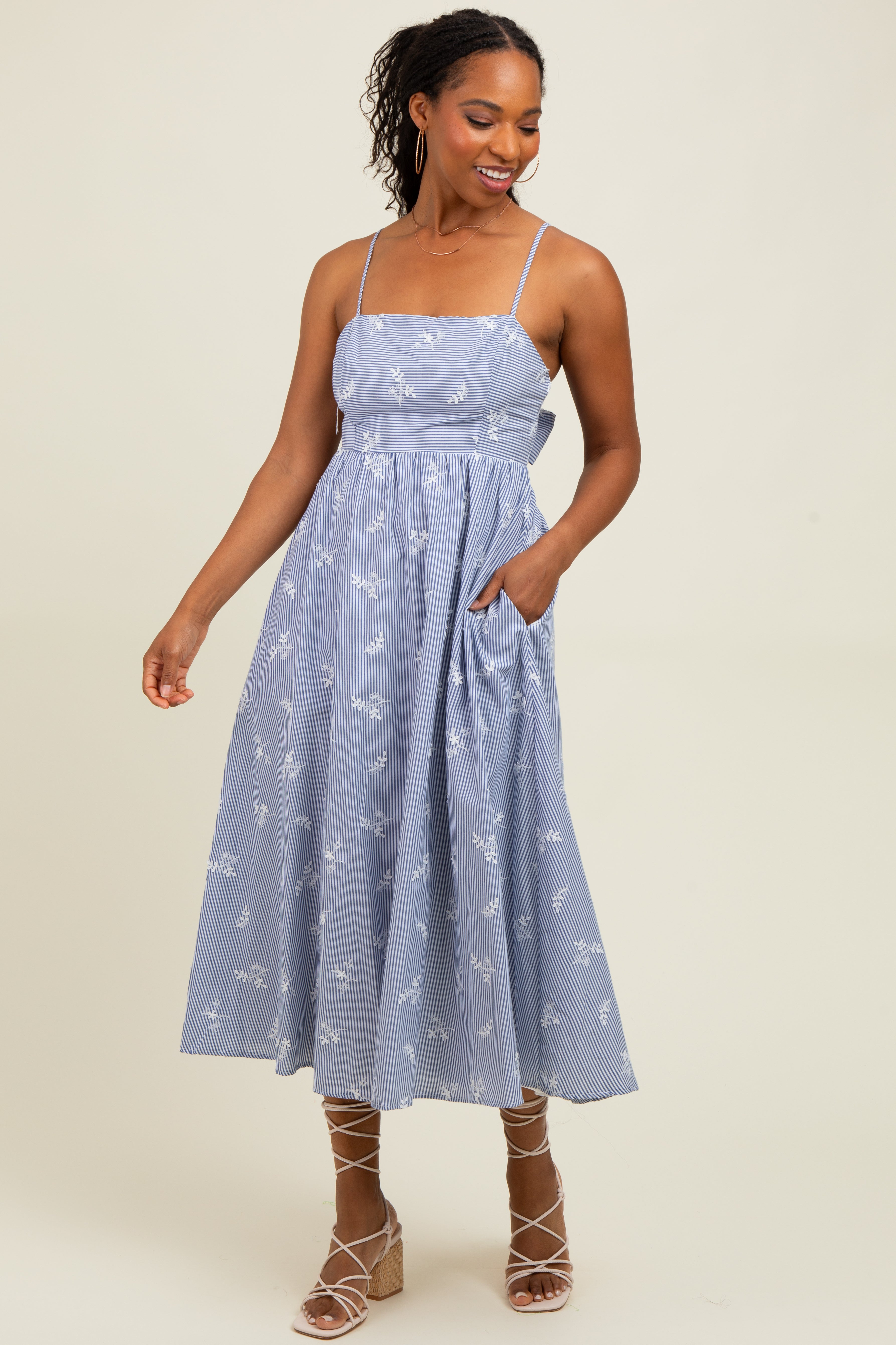 Besticktes gestreiftes Umstands-Midikleid mit Rückenbindung und Cut-out in Blau