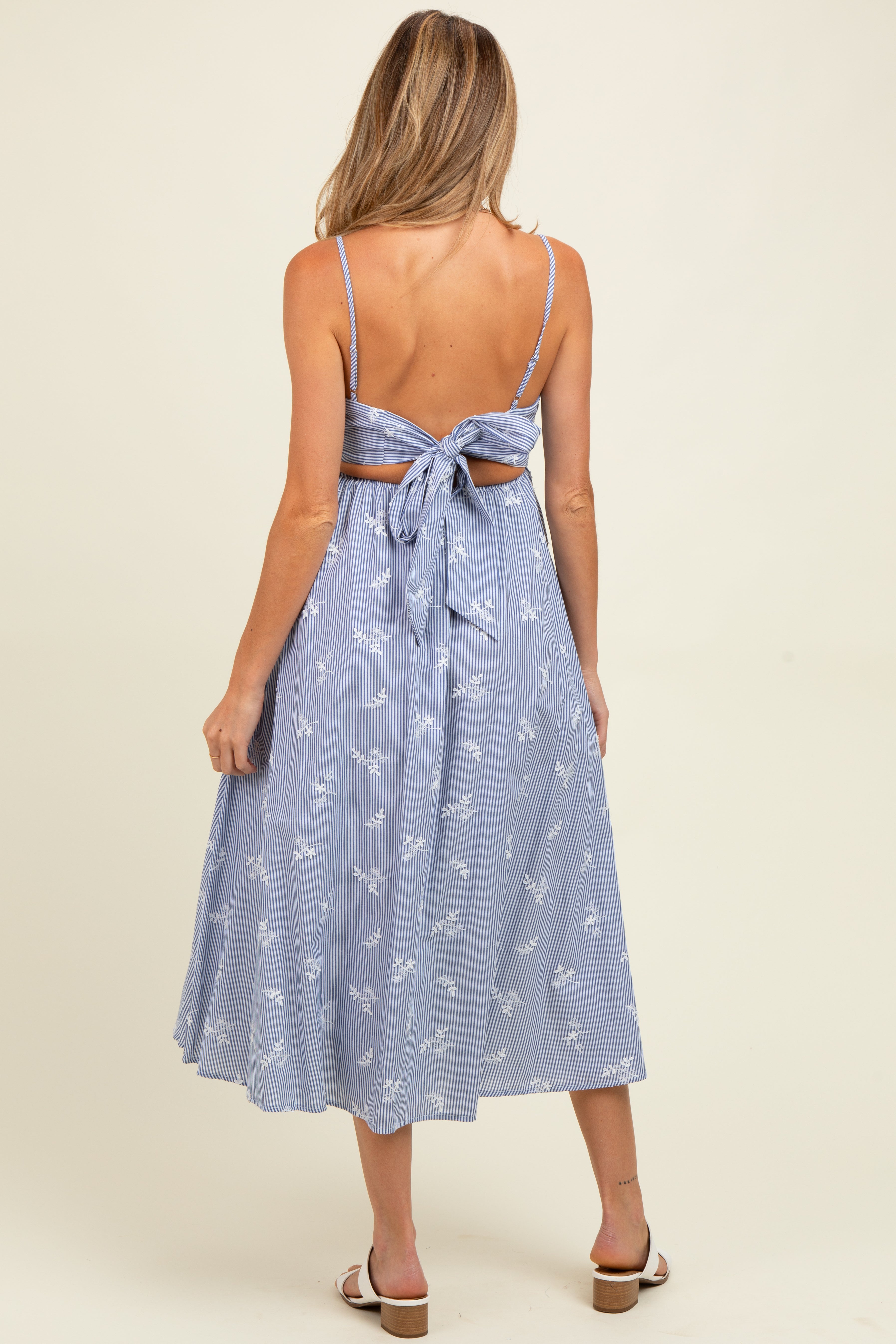 Besticktes gestreiftes Umstands-Midikleid mit Rückenbindung und Cut-out in Blau