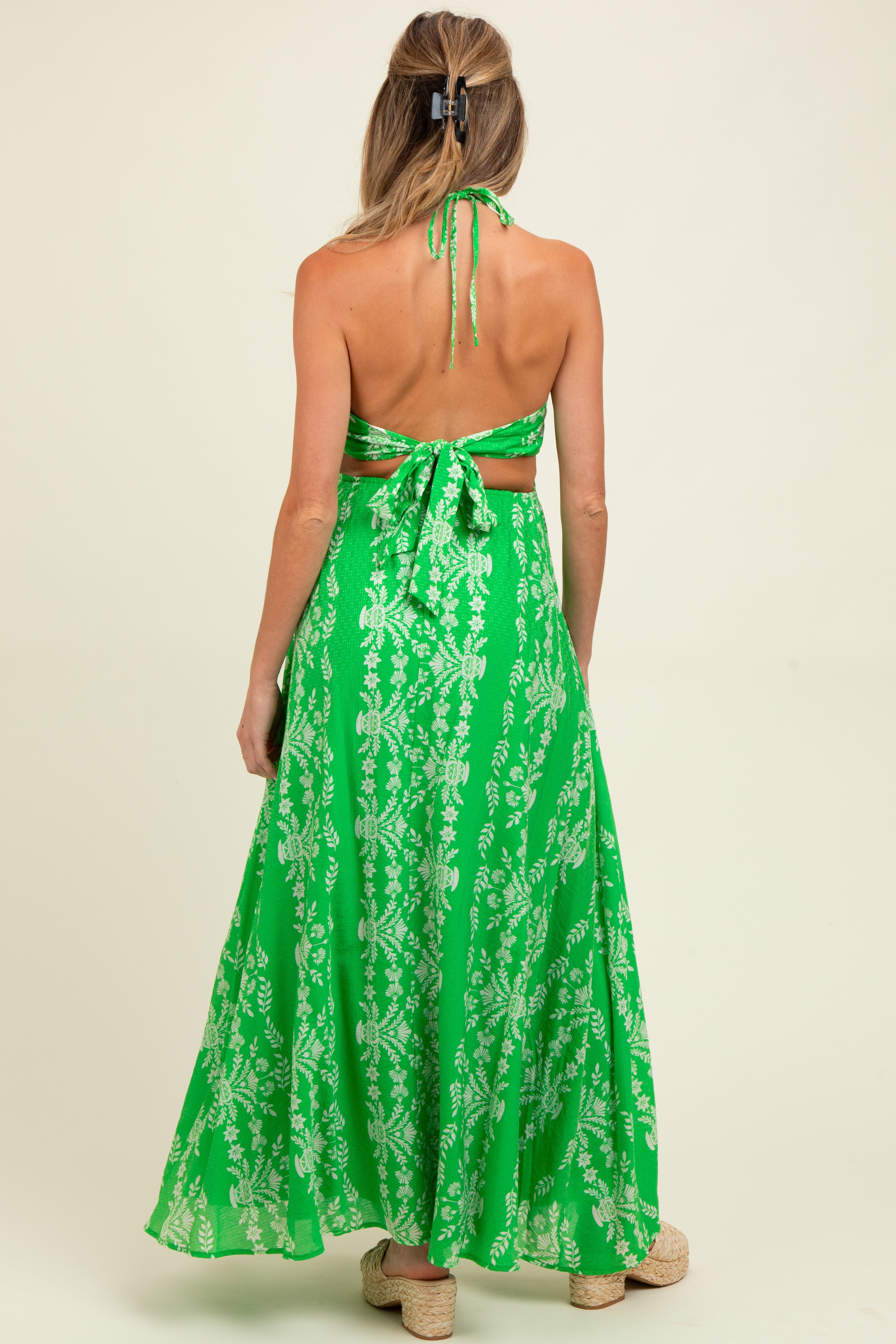 Geblümtes Umstands-Maxikleid mit Neckholder, Rückenbindung und Cut-out in Grün