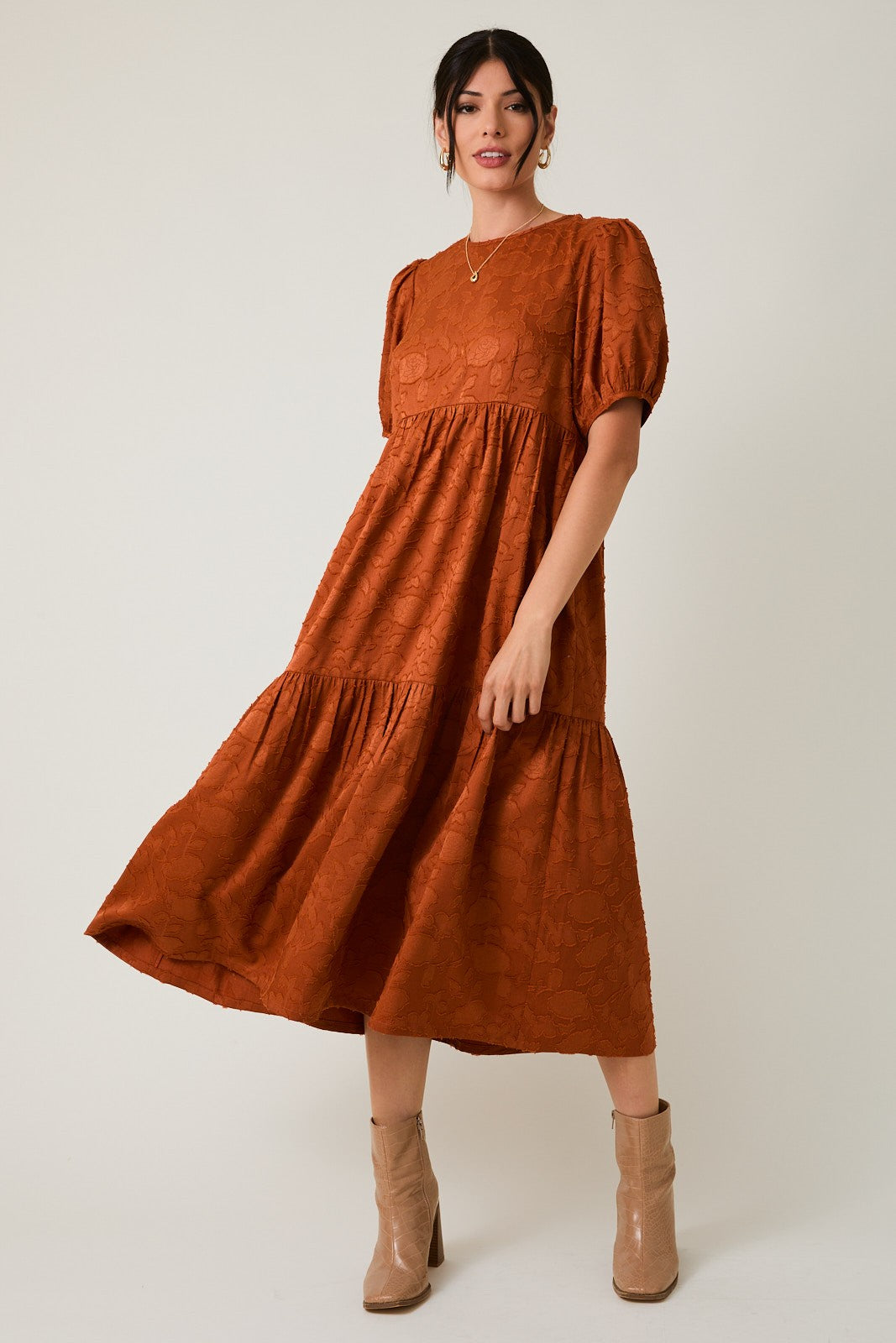 Rostrotes Umstands-Midikleid aus Blumen-Jacquard mit Bindedetail