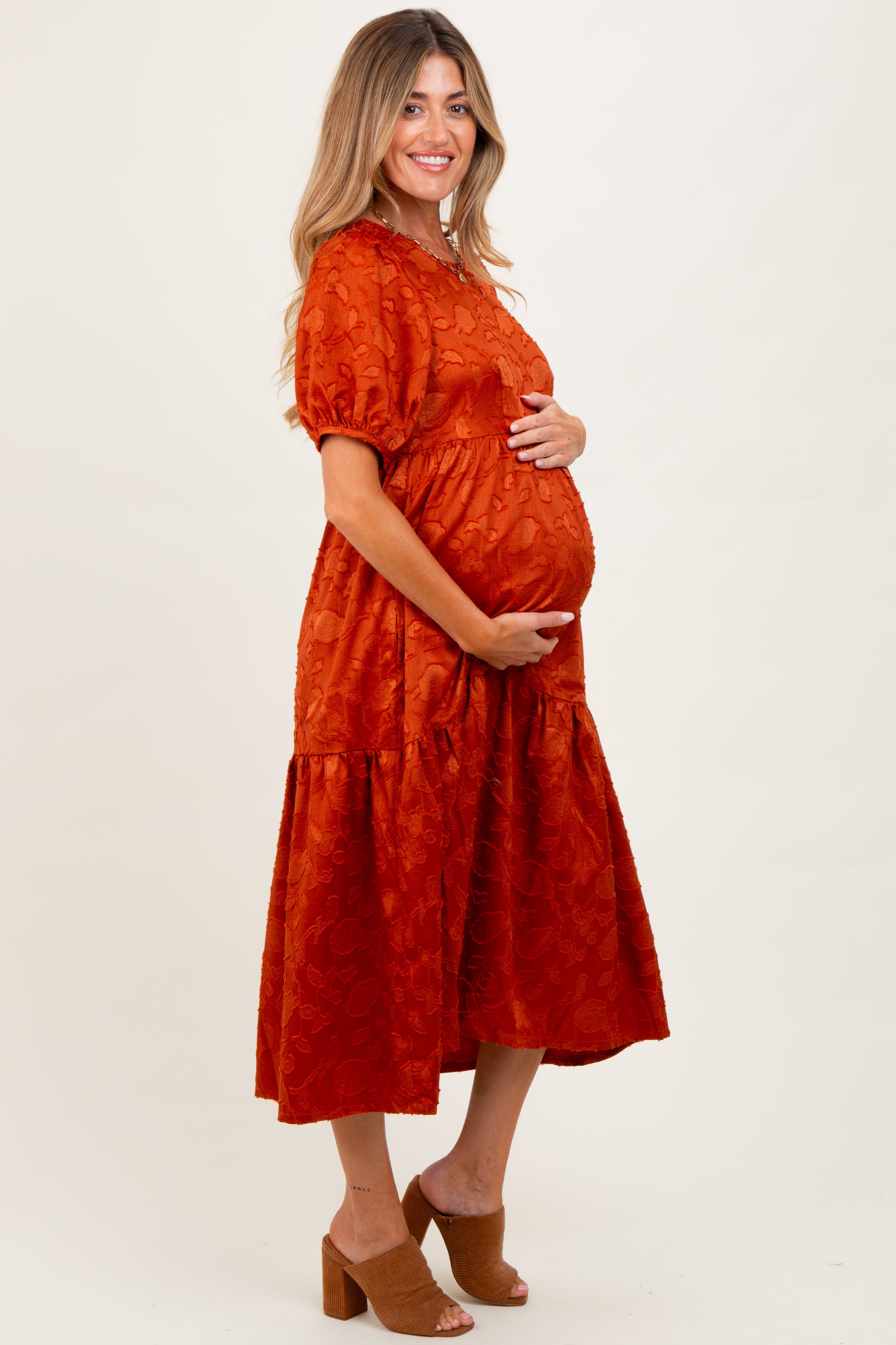 Rostrotes Umstands-Midikleid aus Blumen-Jacquard mit Bindedetail