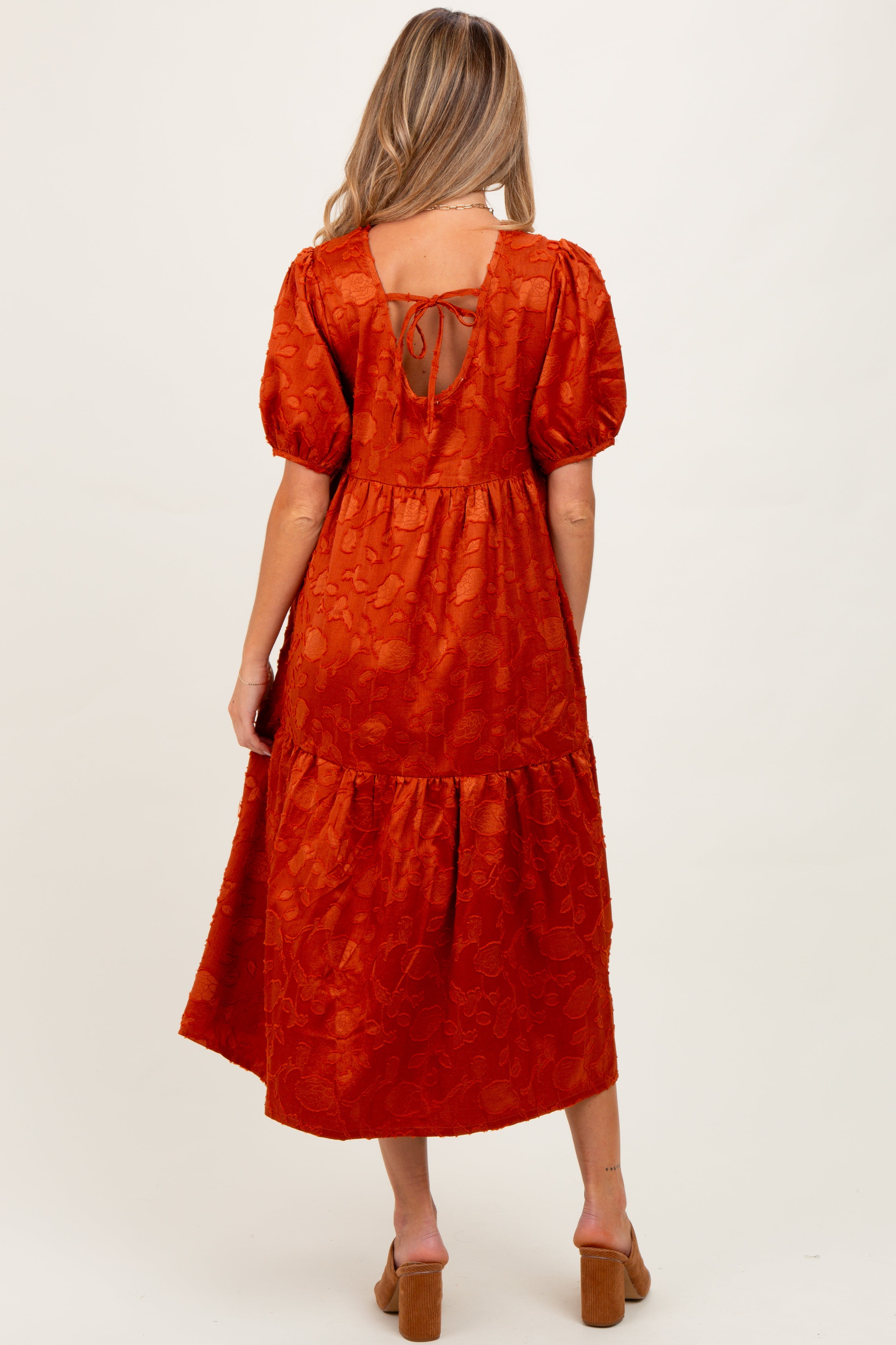 Rostrotes Umstands-Midikleid aus Blumen-Jacquard mit Bindedetail