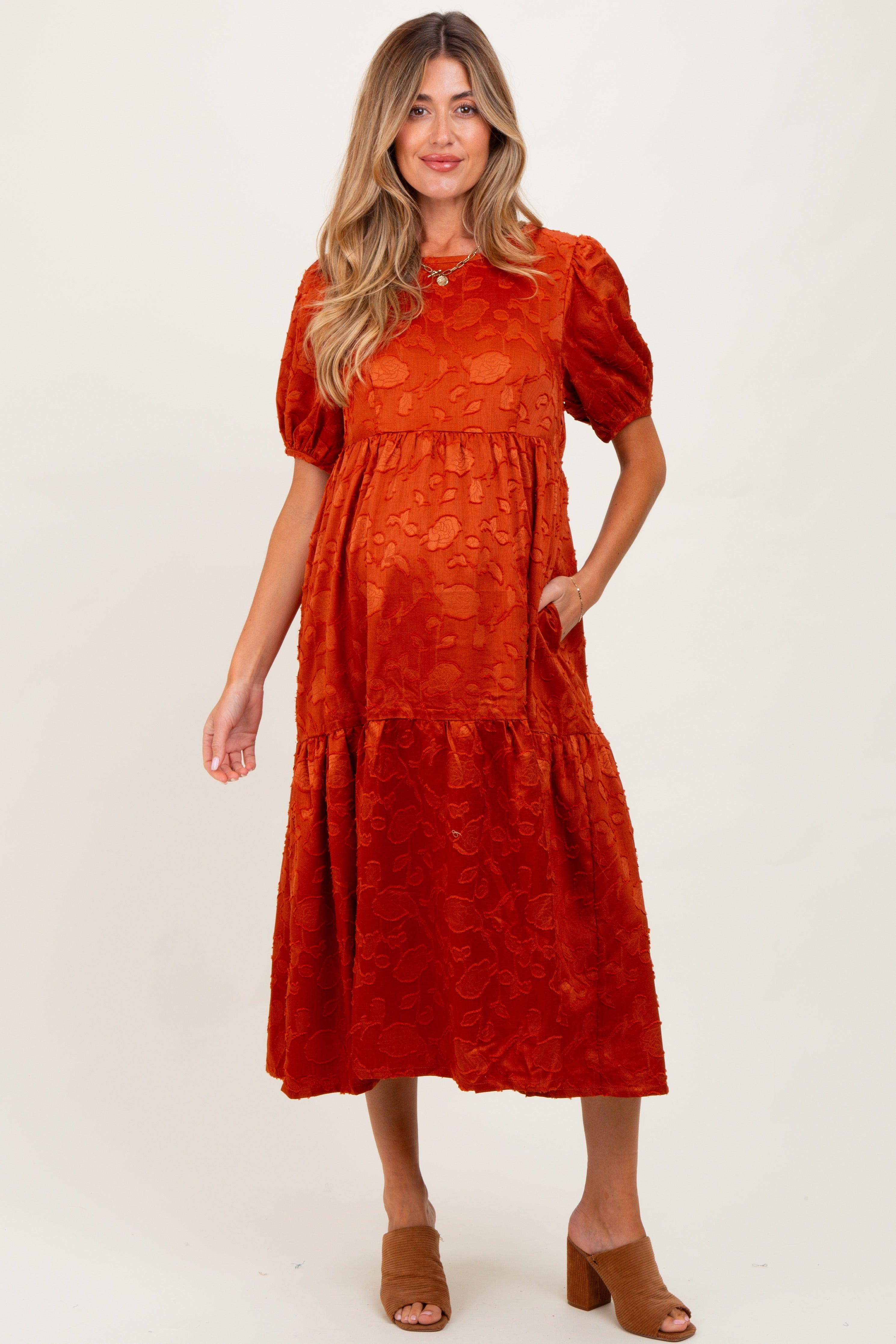 Rostrotes Umstands-Midikleid aus Blumen-Jacquard mit Bindedetail