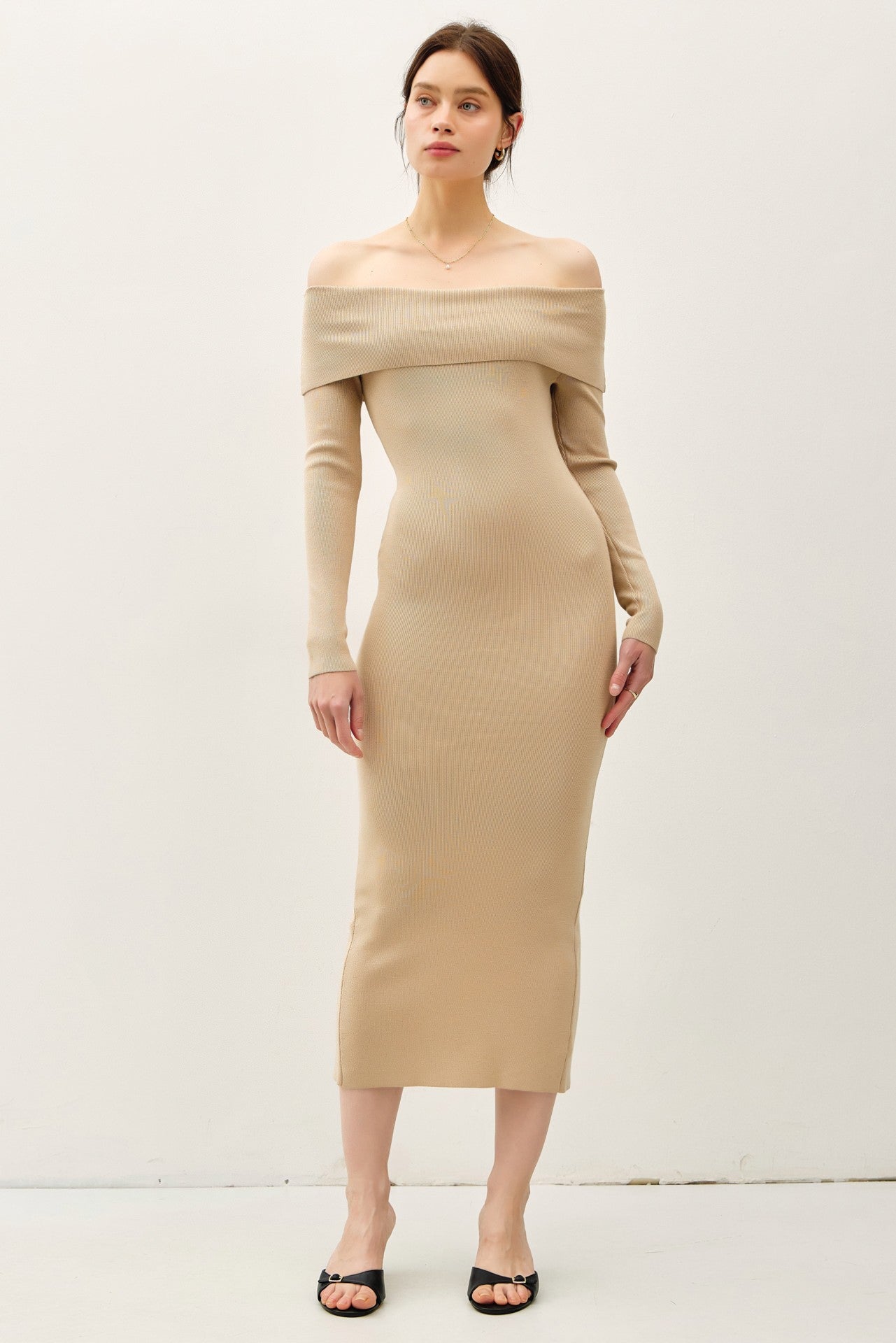 Beigefarbenes Umstands-Midikleid aus Strick mit Off-Shoulder-Ausschnitt und langen Ärmeln