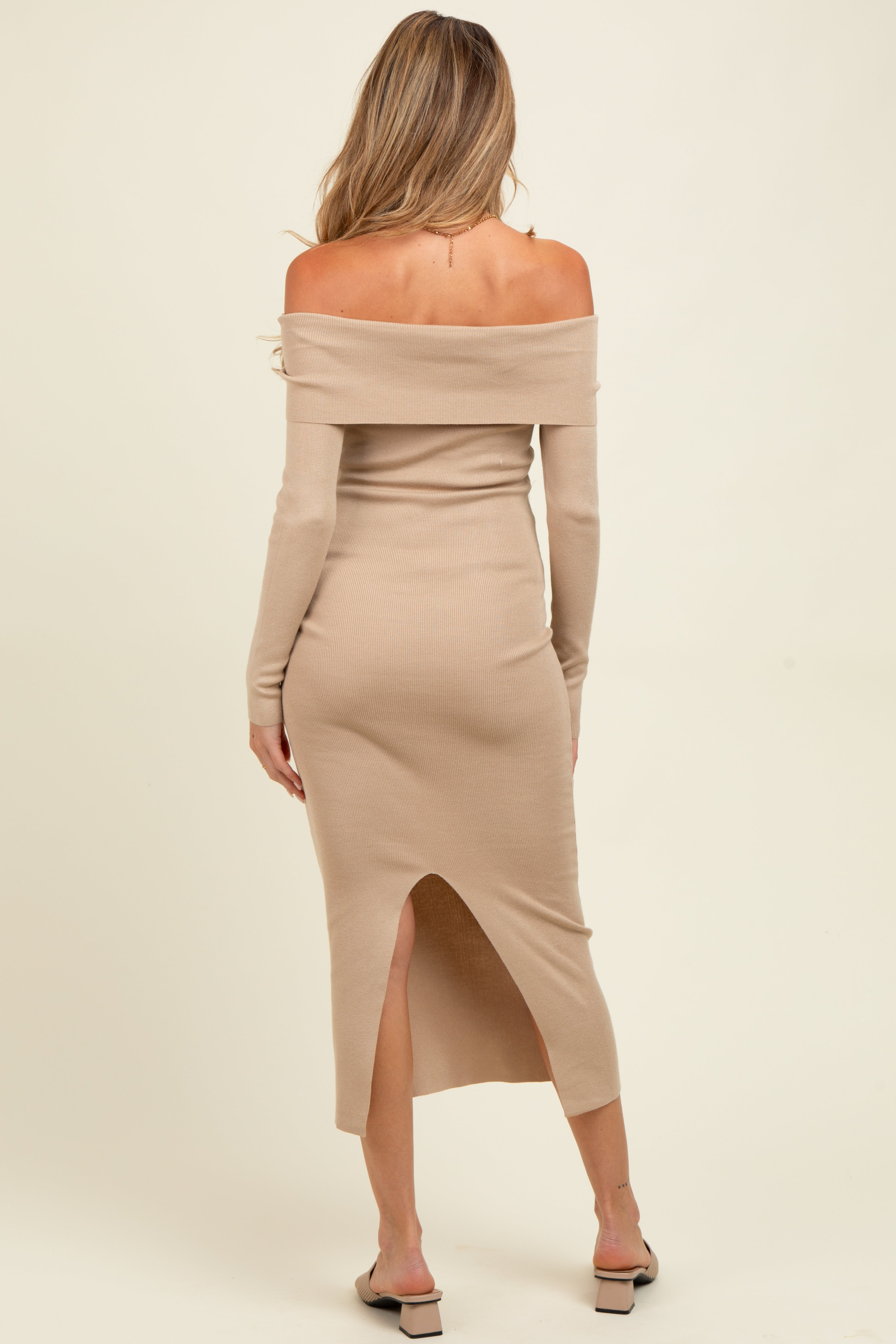 Beigefarbenes Umstands-Midikleid aus Strick mit Off-Shoulder-Ausschnitt und langen Ärmeln