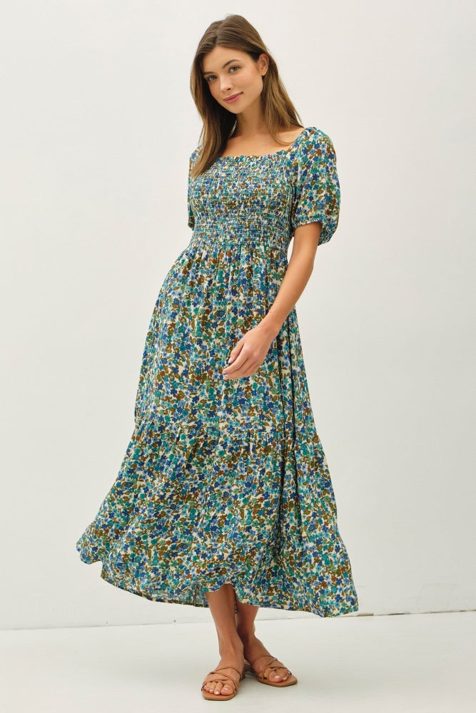 Geblümtes Umstands-Midikleid mit Smok-Detail und Stufenrock in Blau