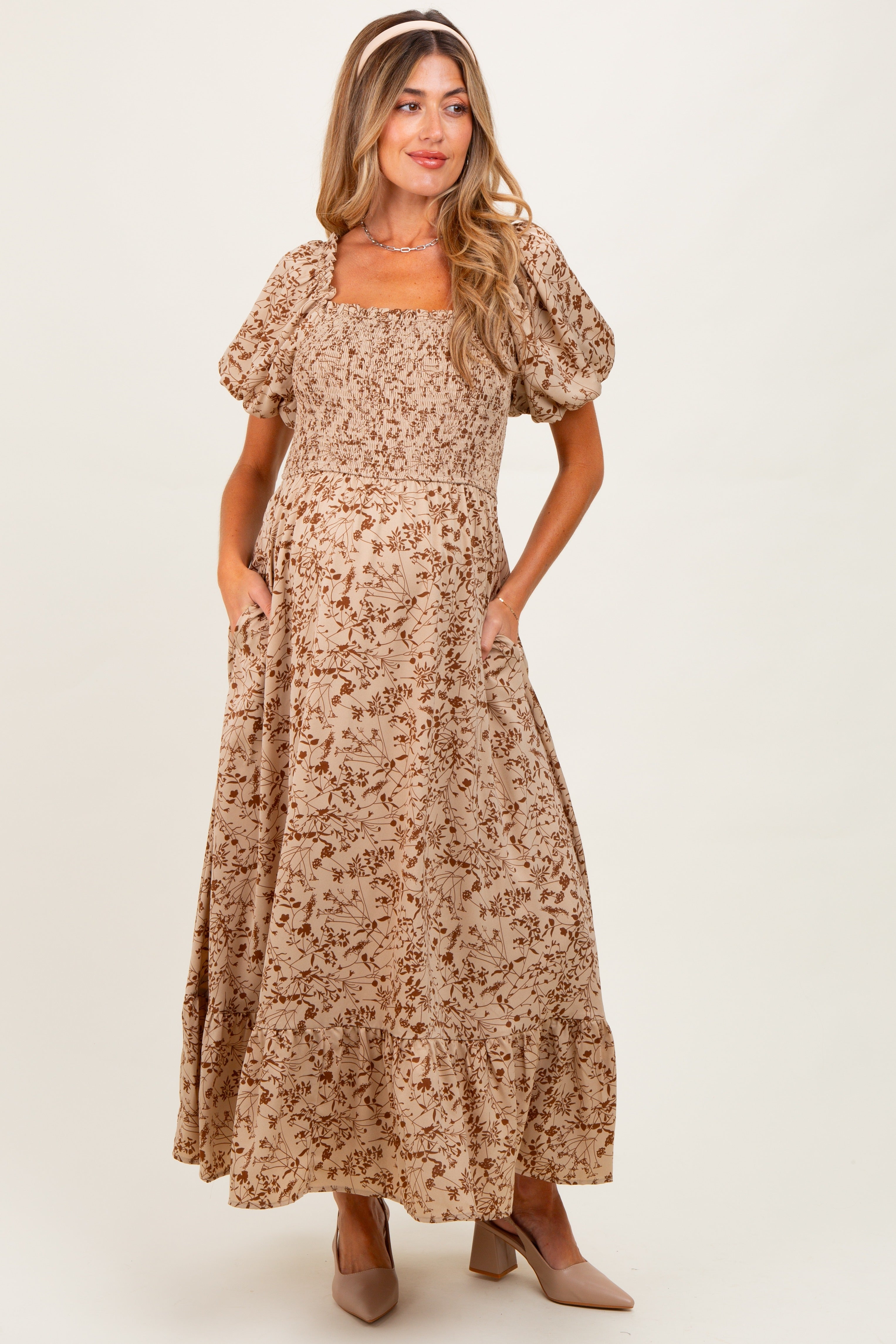 Mokkafarbenes Umstands-Maxikleid mit Blattmuster, Smok-Bund, eckigem Ausschnitt und Puffärmeln