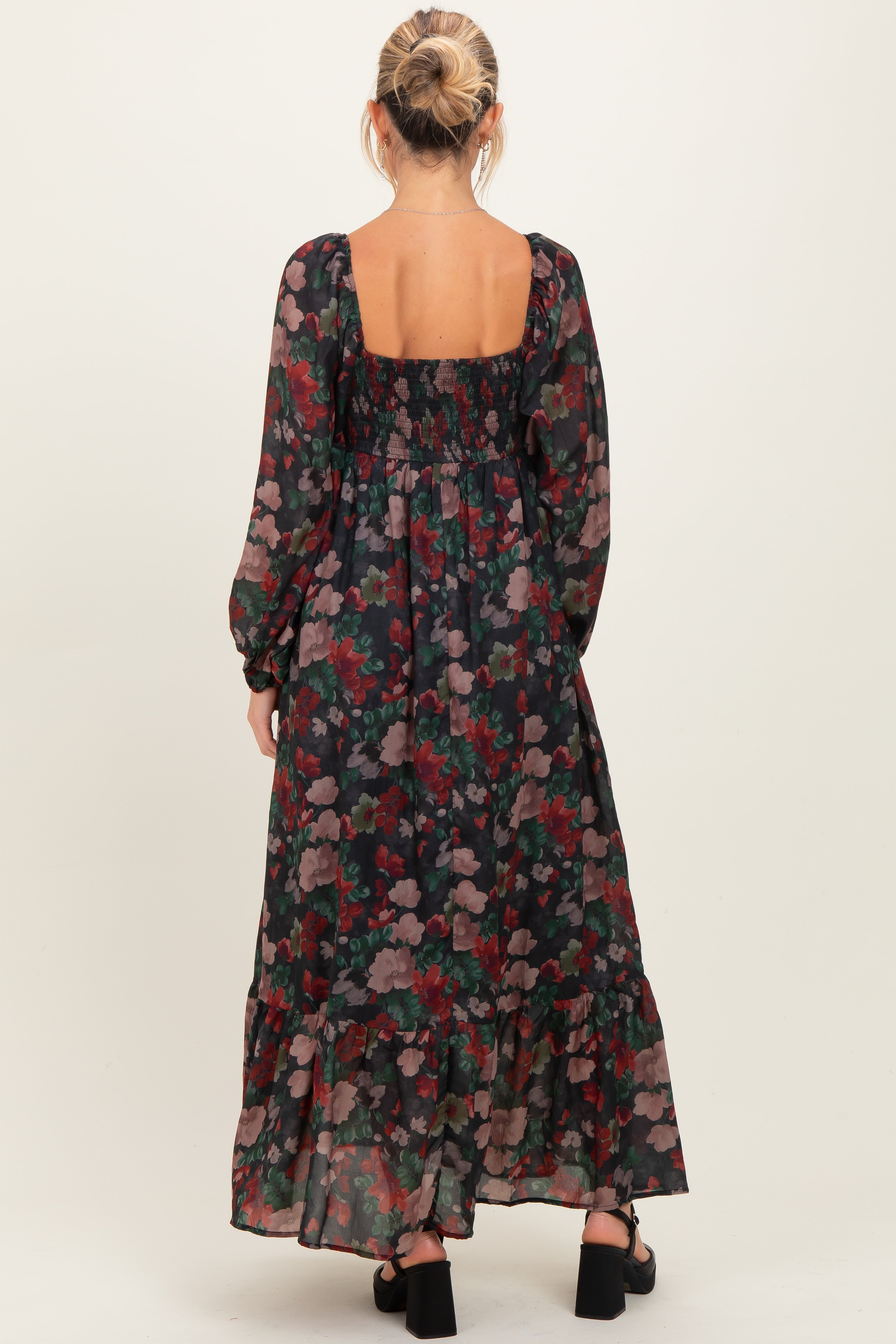 Schwarzes florales Umstands-Maxikleid mit Ballonärmeln und Herzausschnitt