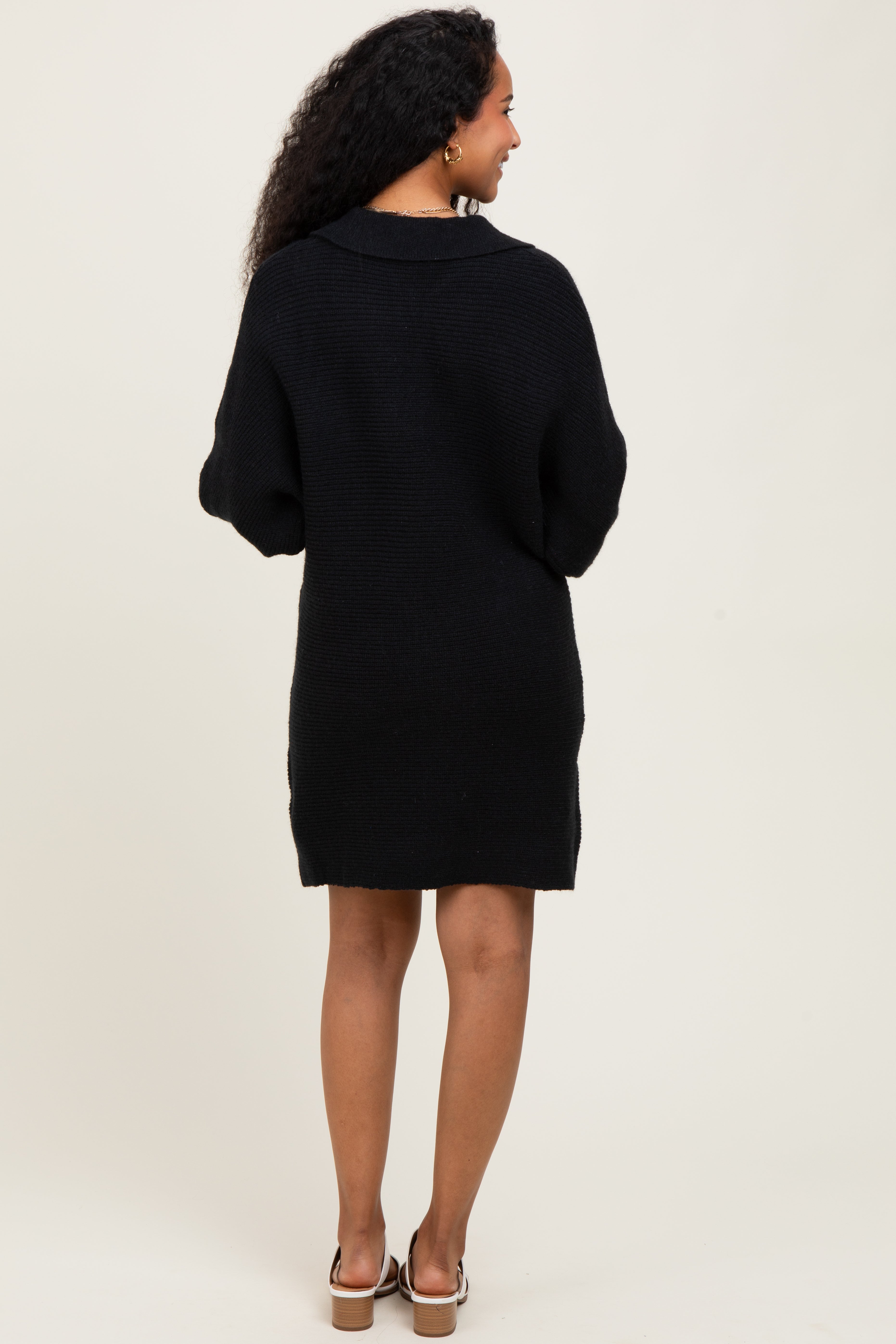 Schwarzes Umstands-Pulloverkleid aus Grobstrick mit Kragen