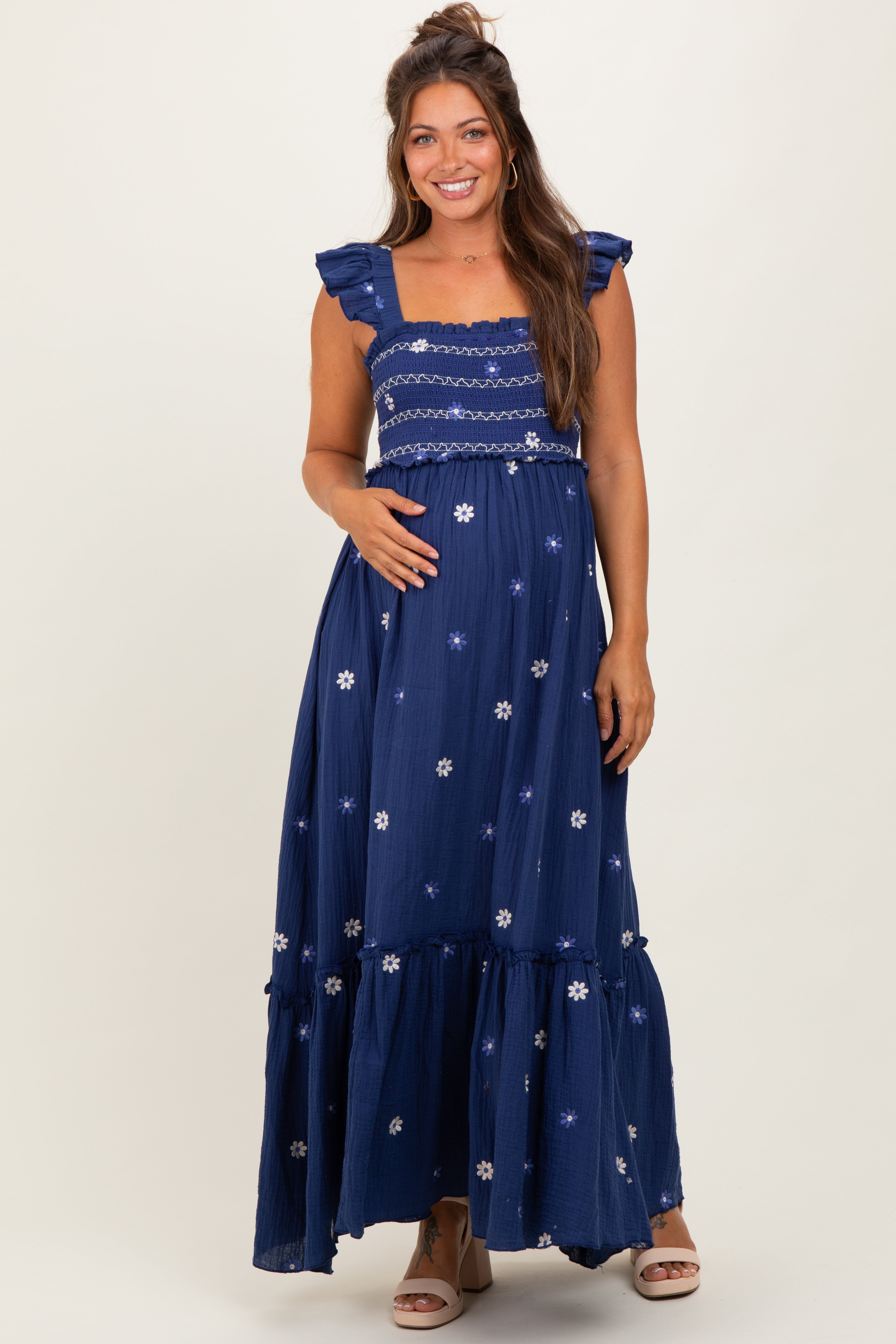 Königsblaues Umstands-Maxikleid mit floraler Stickerei und Smok-Einsatz