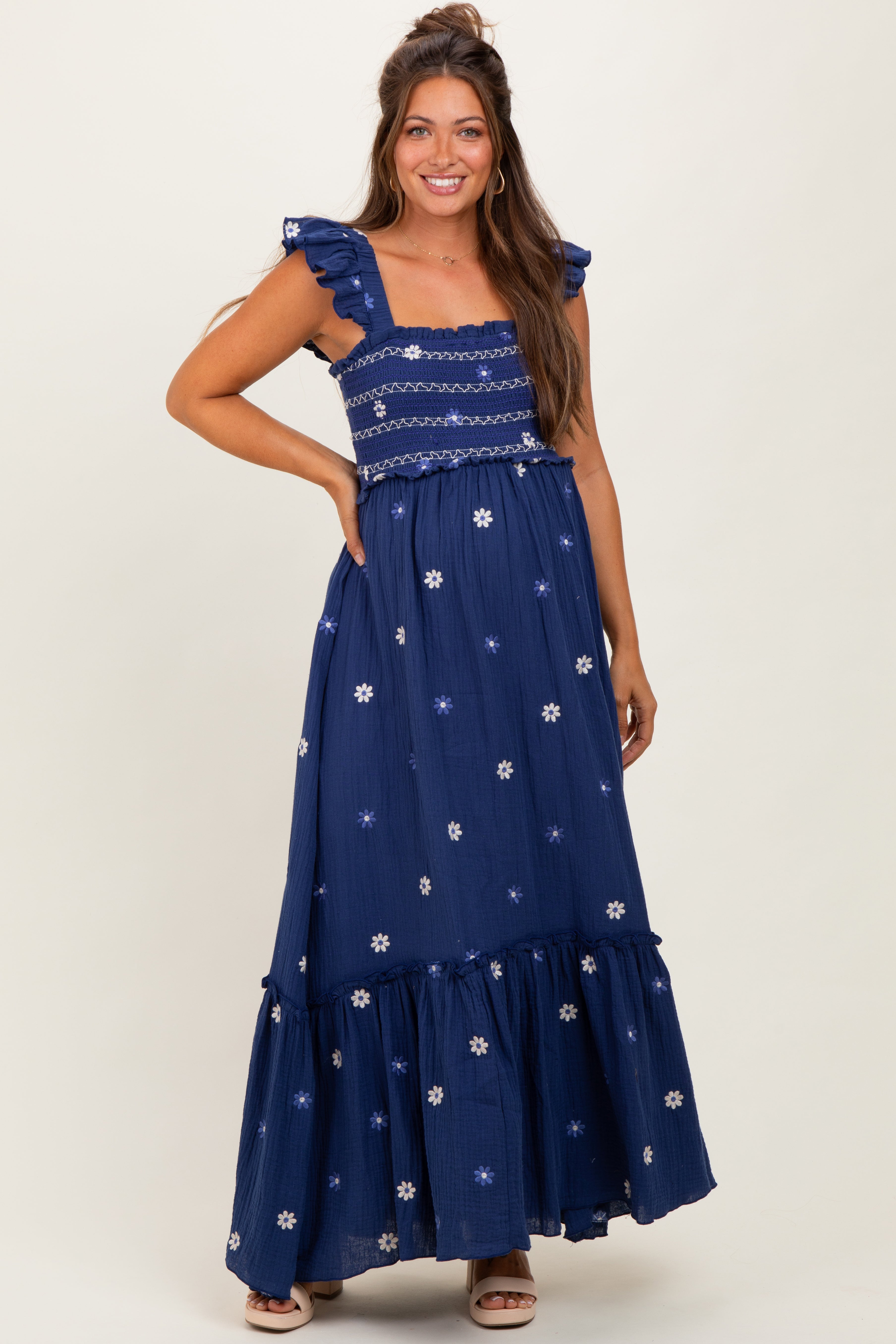 Königsblaues Umstands-Maxikleid mit floraler Stickerei und Smok-Einsatz