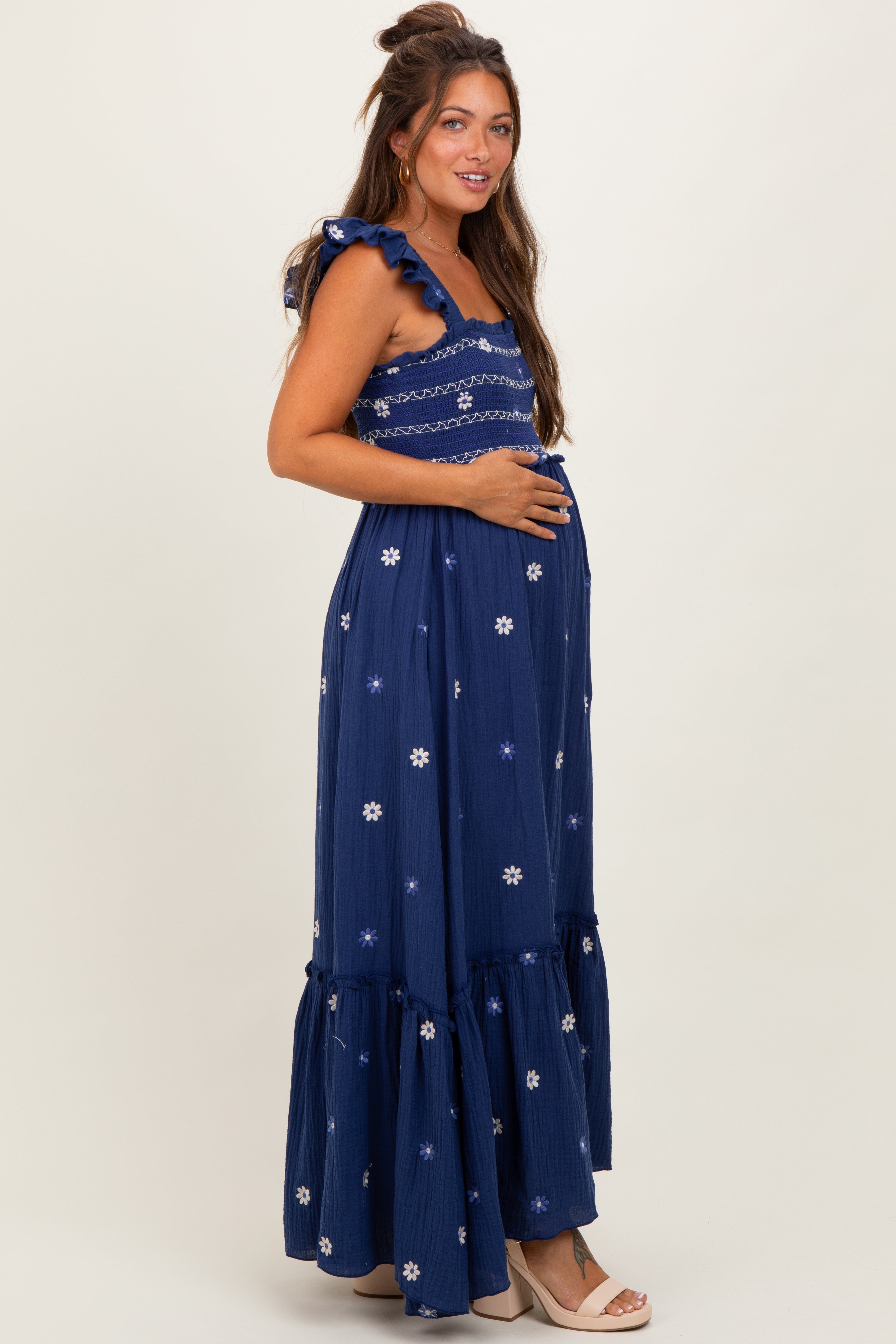 Königsblaues Umstands-Maxikleid mit floraler Stickerei und Smok-Einsatz