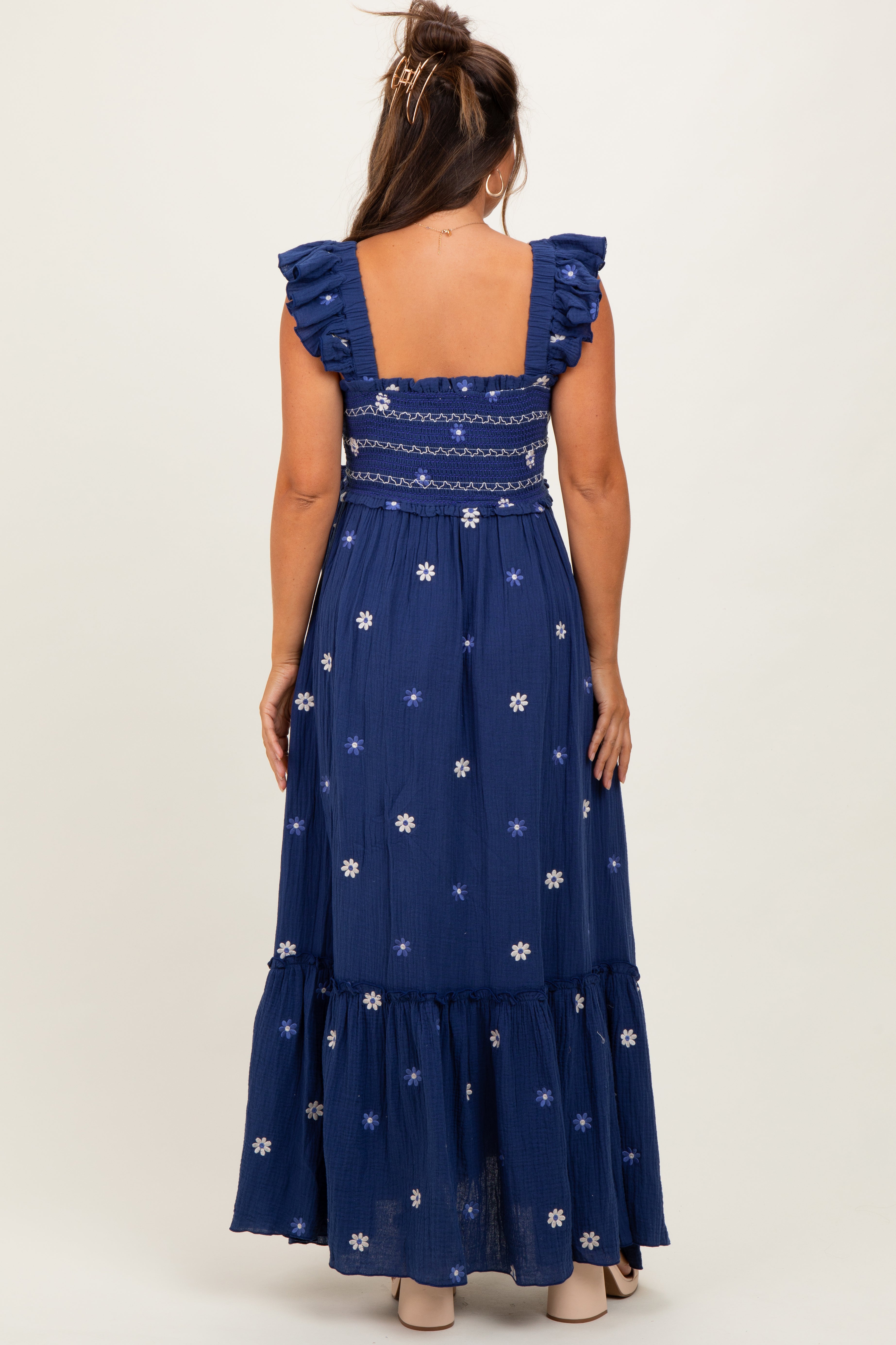 Königsblaues Umstands-Maxikleid mit floraler Stickerei und Smok-Einsatz