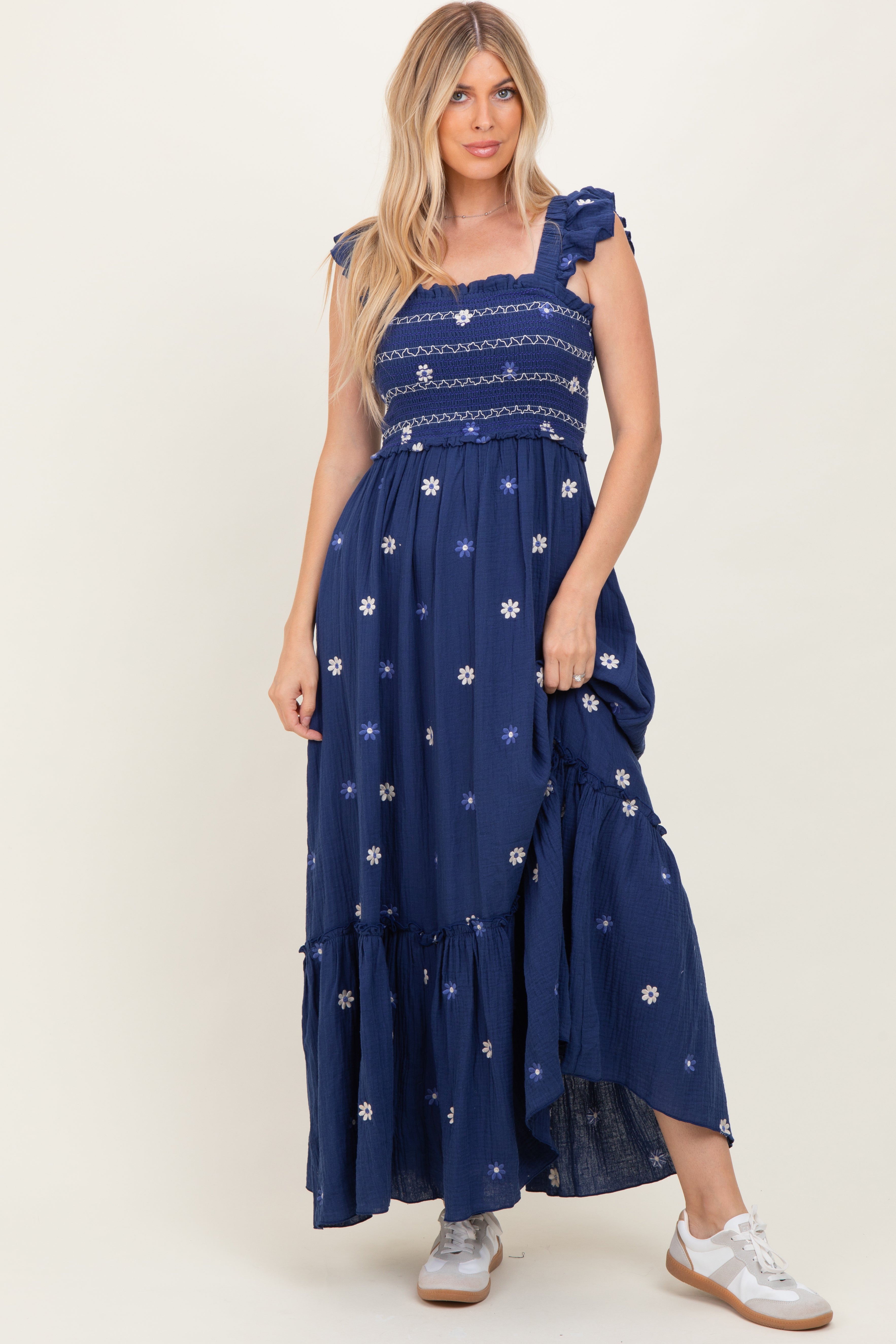 Königsblaues Umstands-Maxikleid mit floraler Stickerei und Smok-Einsatz