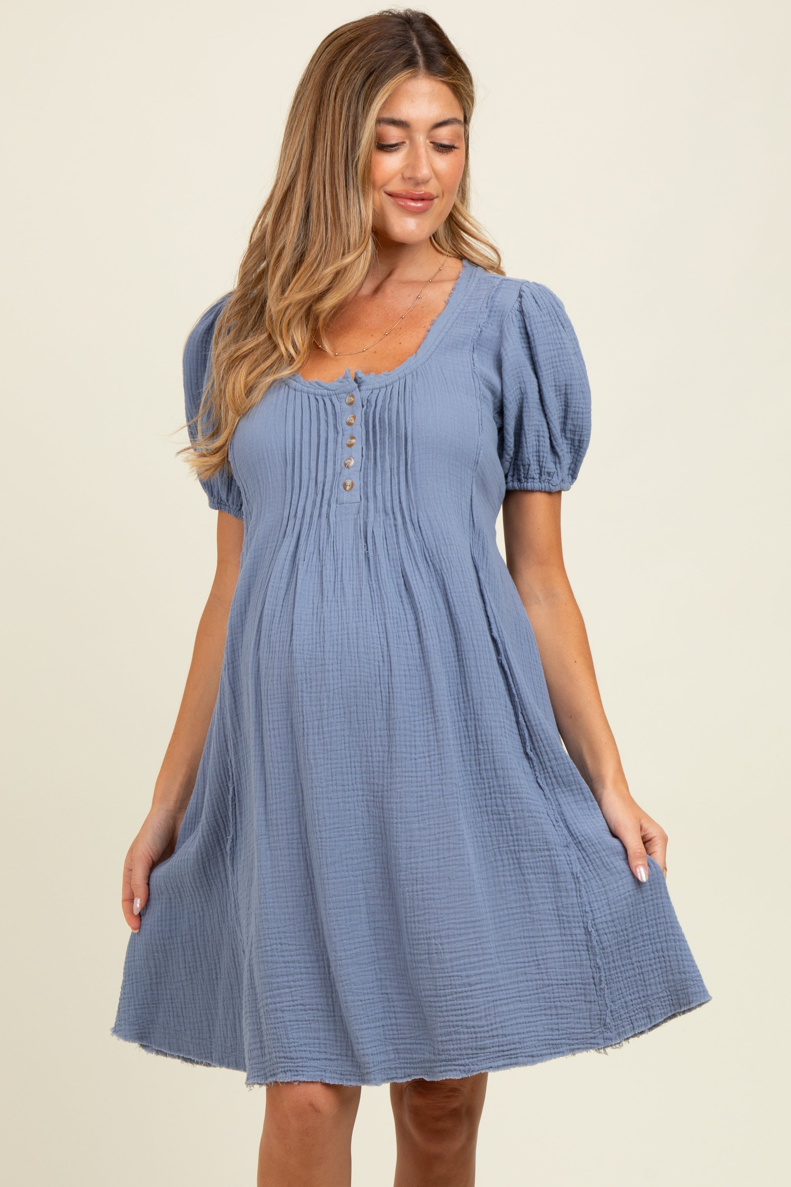 Umstands-Minikleid aus Baumwoll-Doppelgaze mit Biesen-Detail in Blau