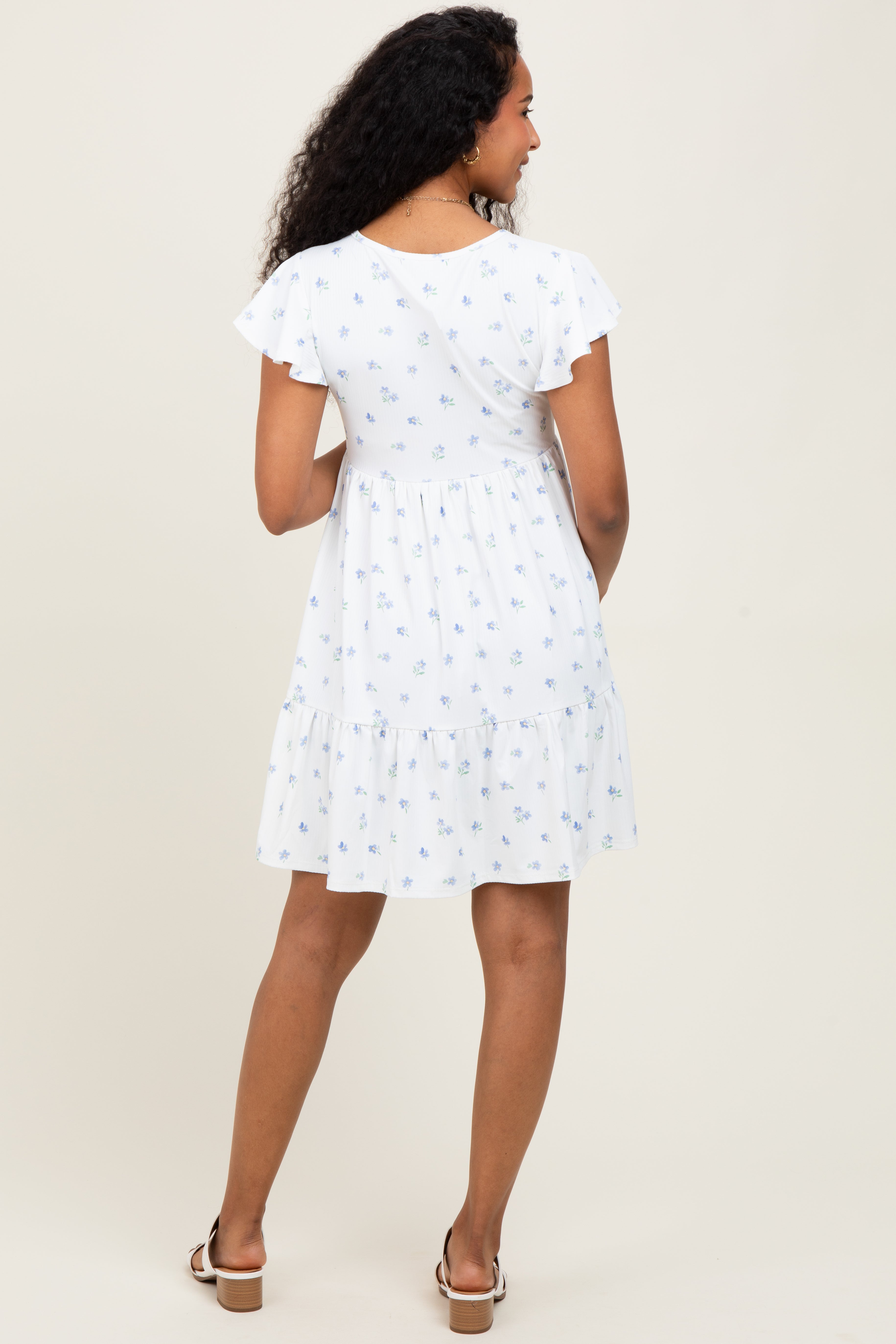 Weißes Umstands-Minikleid aus Rippstrick mit Volantärmeln, Stufenrock und Blumenmuster