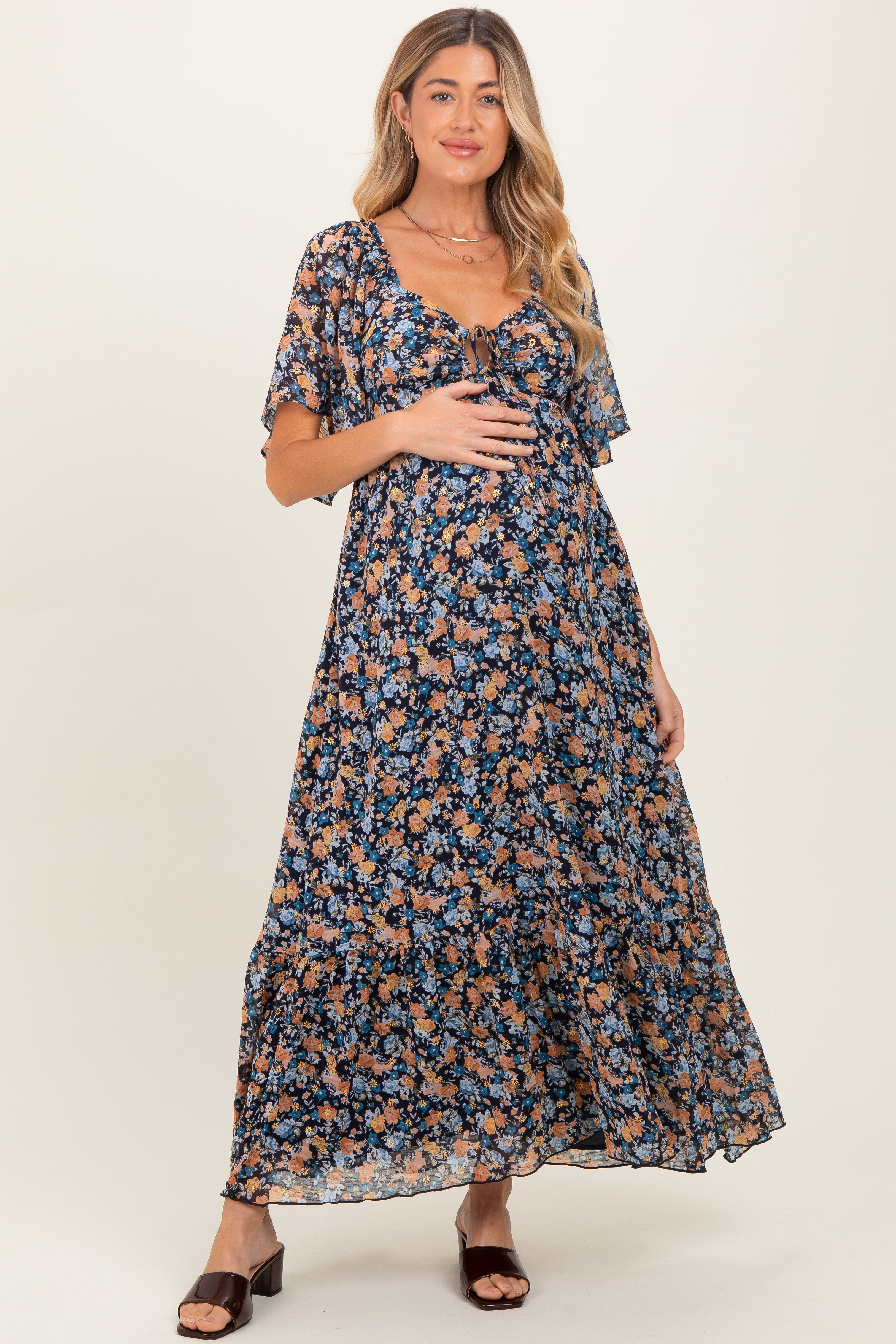 Marineblaues florales Umstands-Maxikleid mit Herzausschnitt und Flatterärmeln