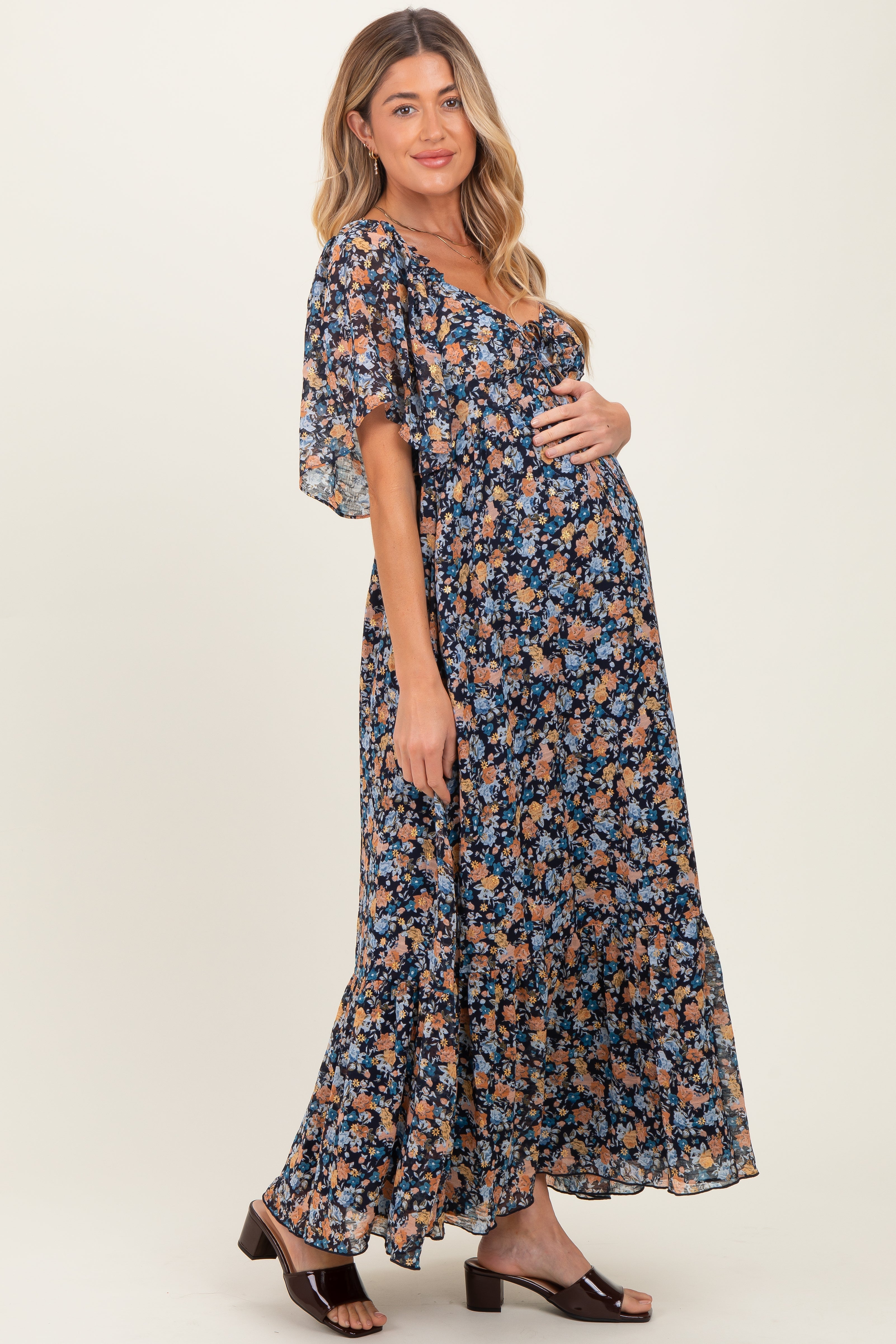 Marineblaues florales Umstands-Maxikleid mit Herzausschnitt und Flatterärmeln