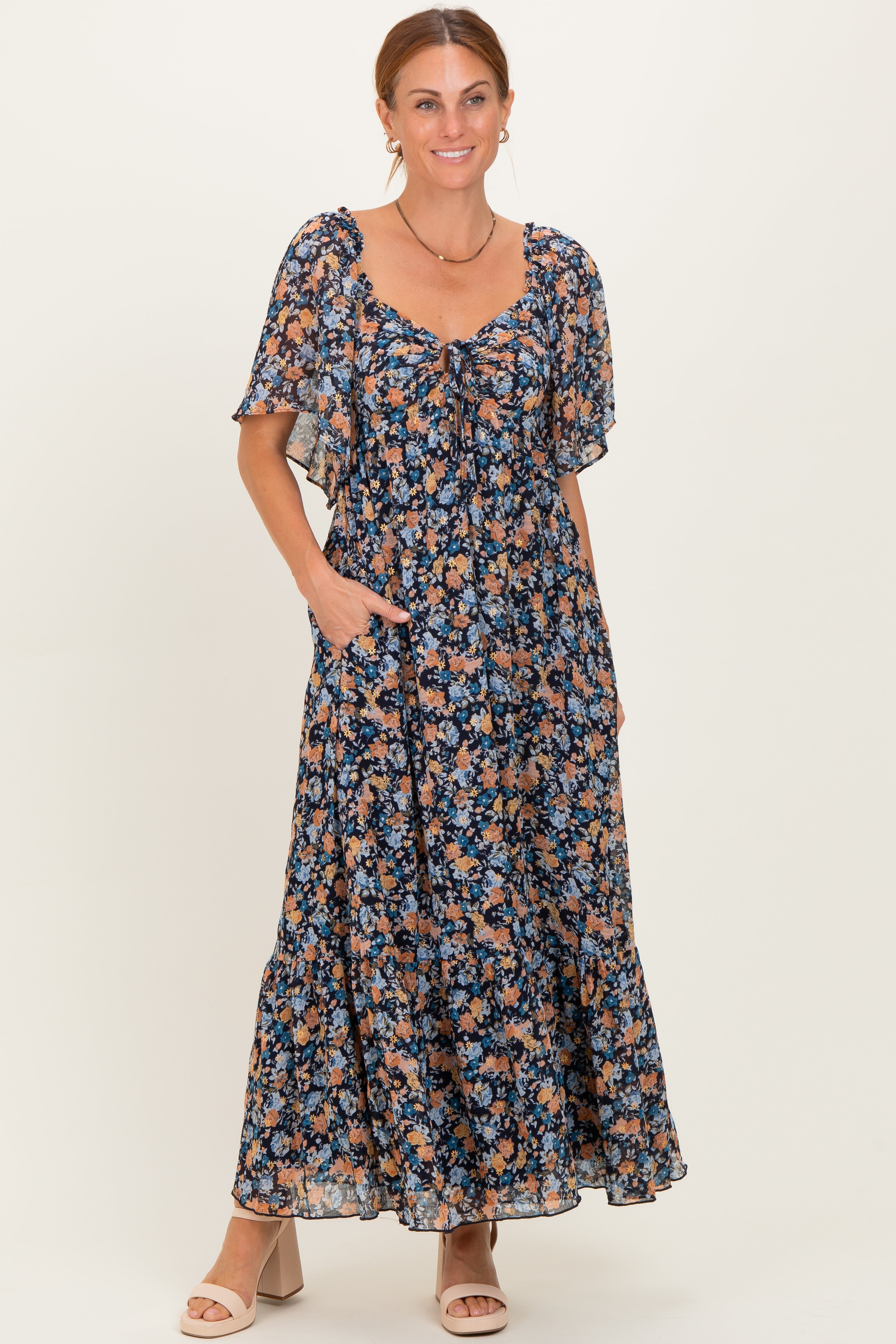 Marineblaues florales Umstands-Maxikleid mit Herzausschnitt und Flatterärmeln