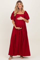 Bordeauxfarbenes Umstands-Maxikleid mit eckigem Ausschnitt und Puffärmeln