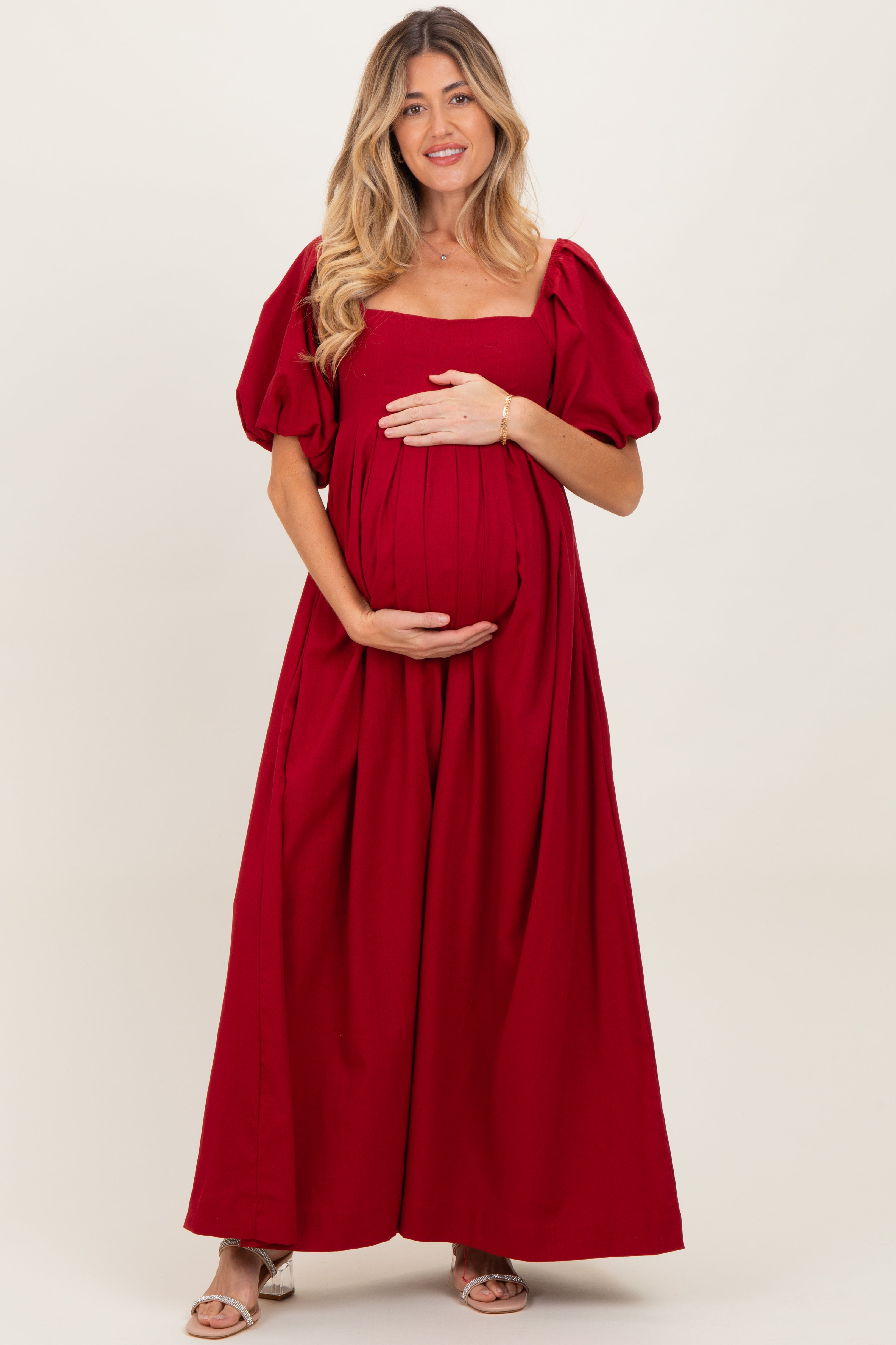 Bordeauxfarbenes Umstands-Maxikleid mit eckigem Ausschnitt und Puffärmeln