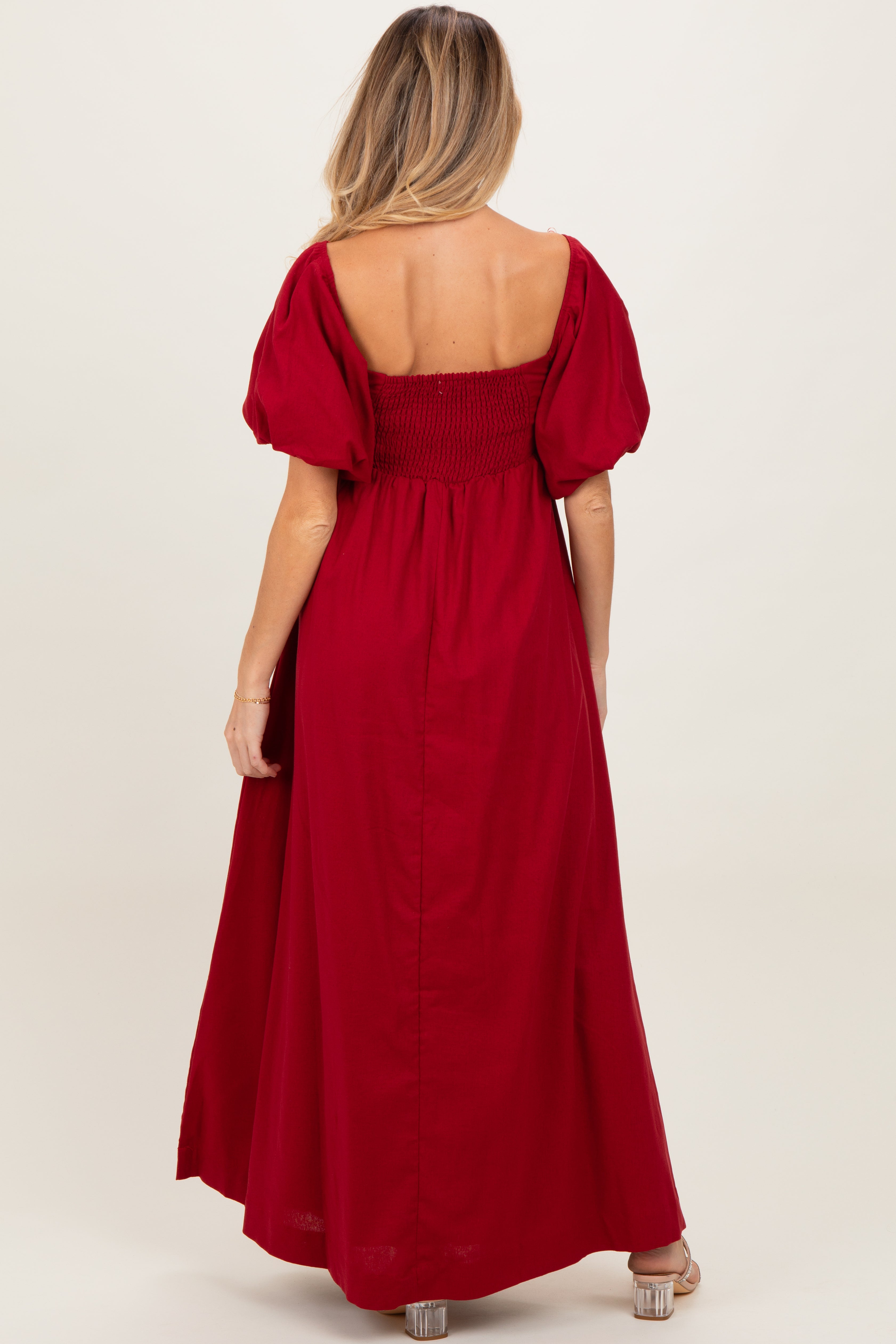 Bordeauxfarbenes Umstands-Maxikleid mit eckigem Ausschnitt und Puffärmeln