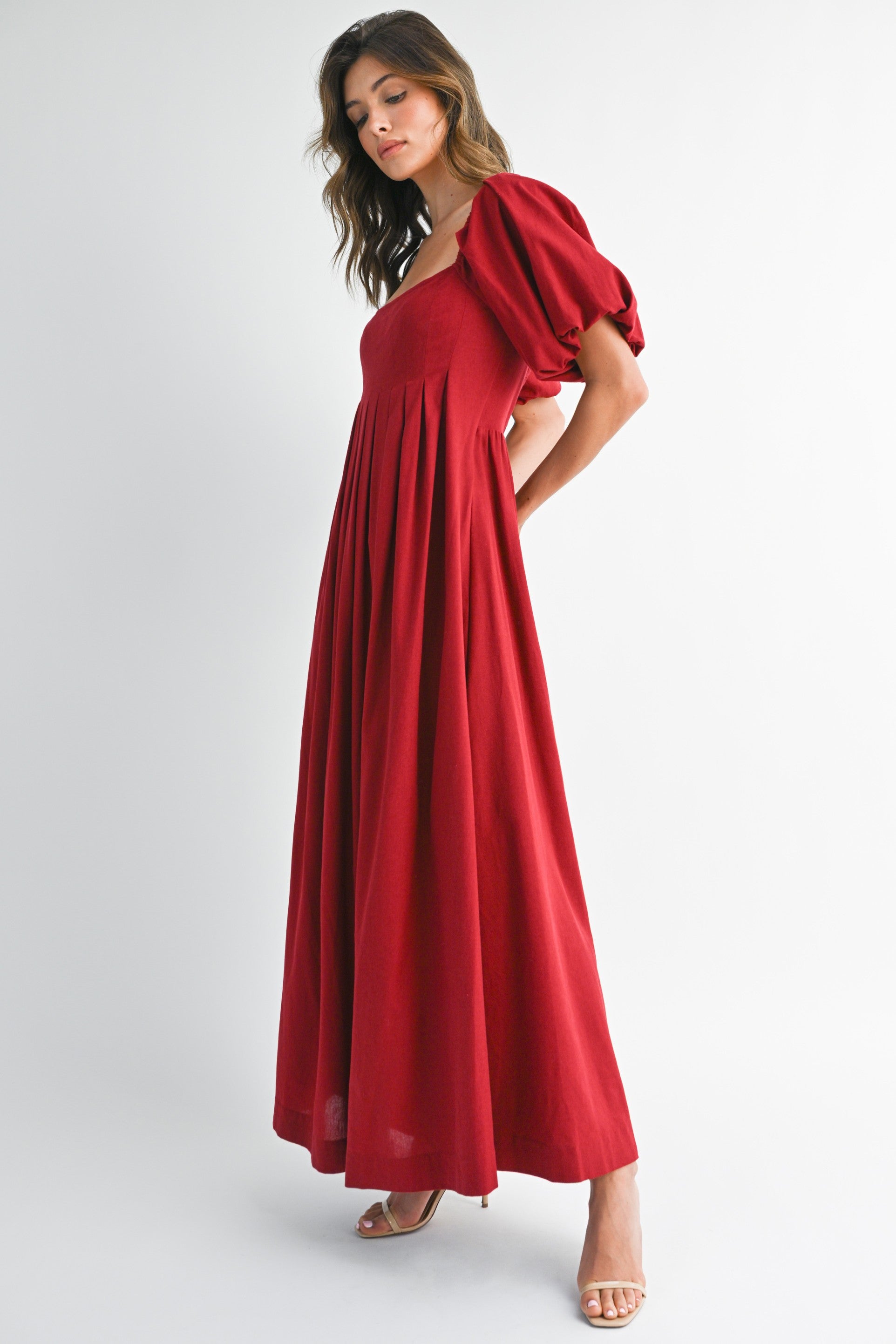 Bordeauxfarbenes Umstands-Maxikleid mit eckigem Ausschnitt und Puffärmeln