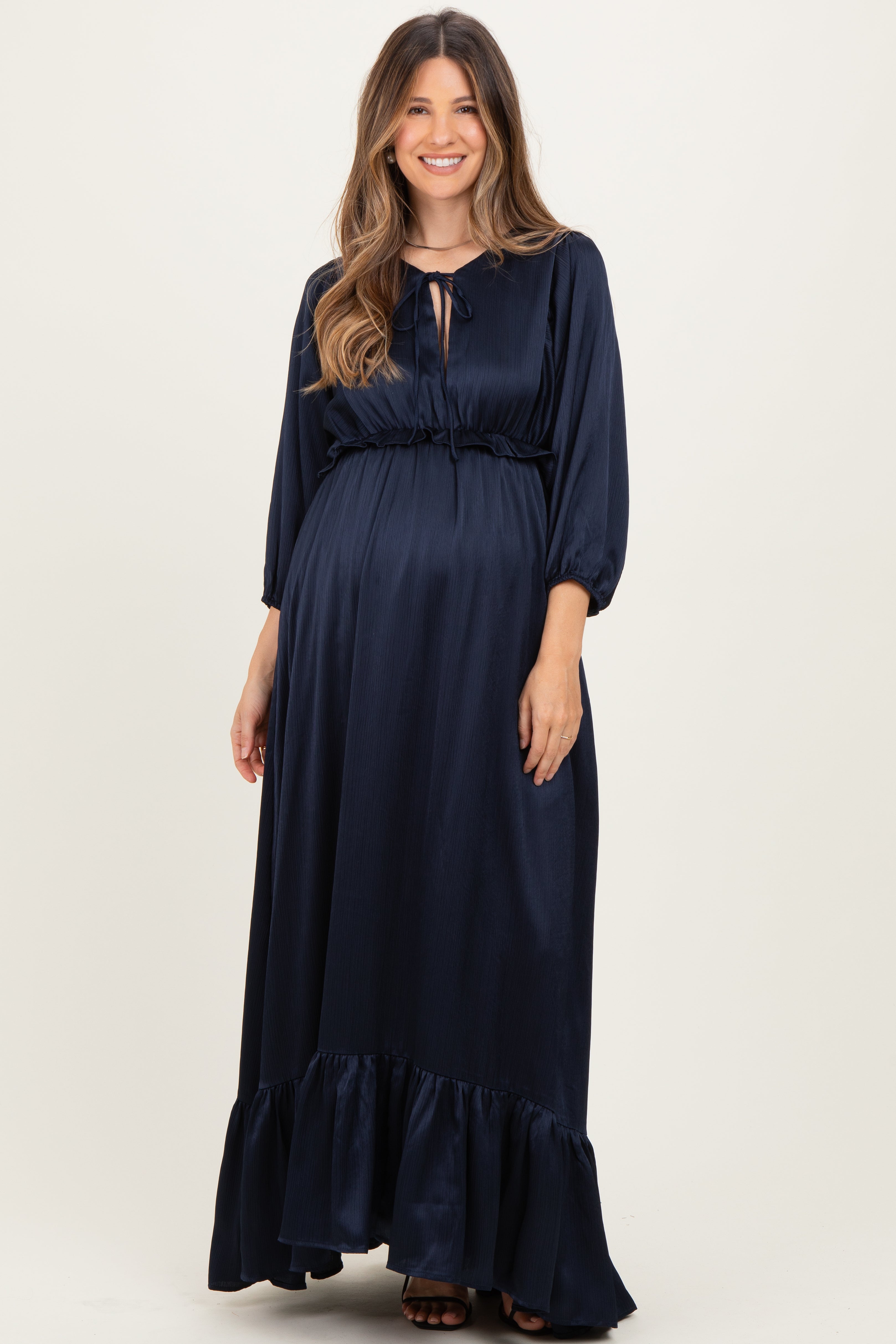 Marineblaues gestuftes Umstands-Maxikleid aus Satin mit langen Ärmeln, offenem V-Ausschnitt und Volant-Taille