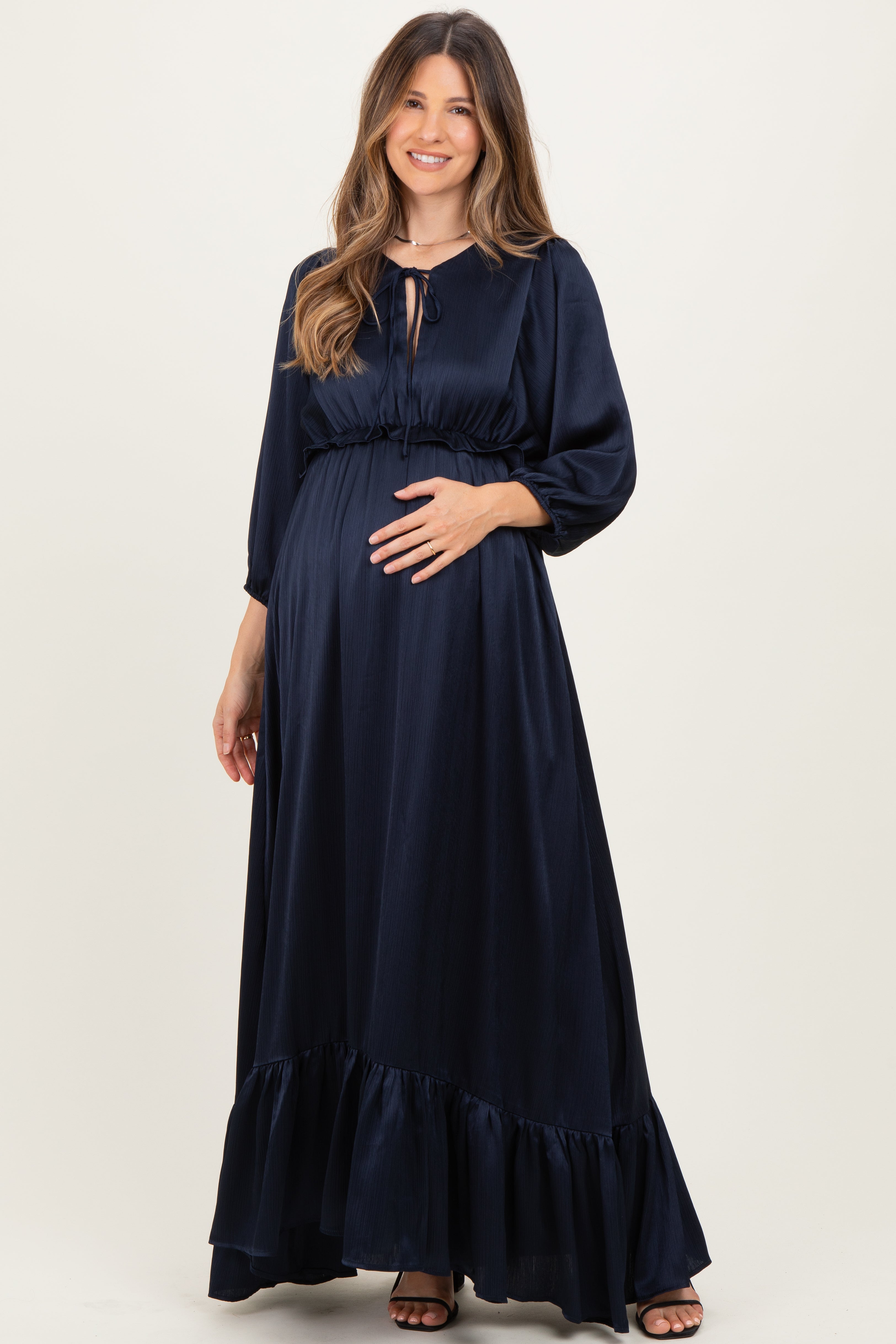 Marineblaues gestuftes Umstands-Maxikleid aus Satin mit langen Ärmeln, offenem V-Ausschnitt und Volant-Taille