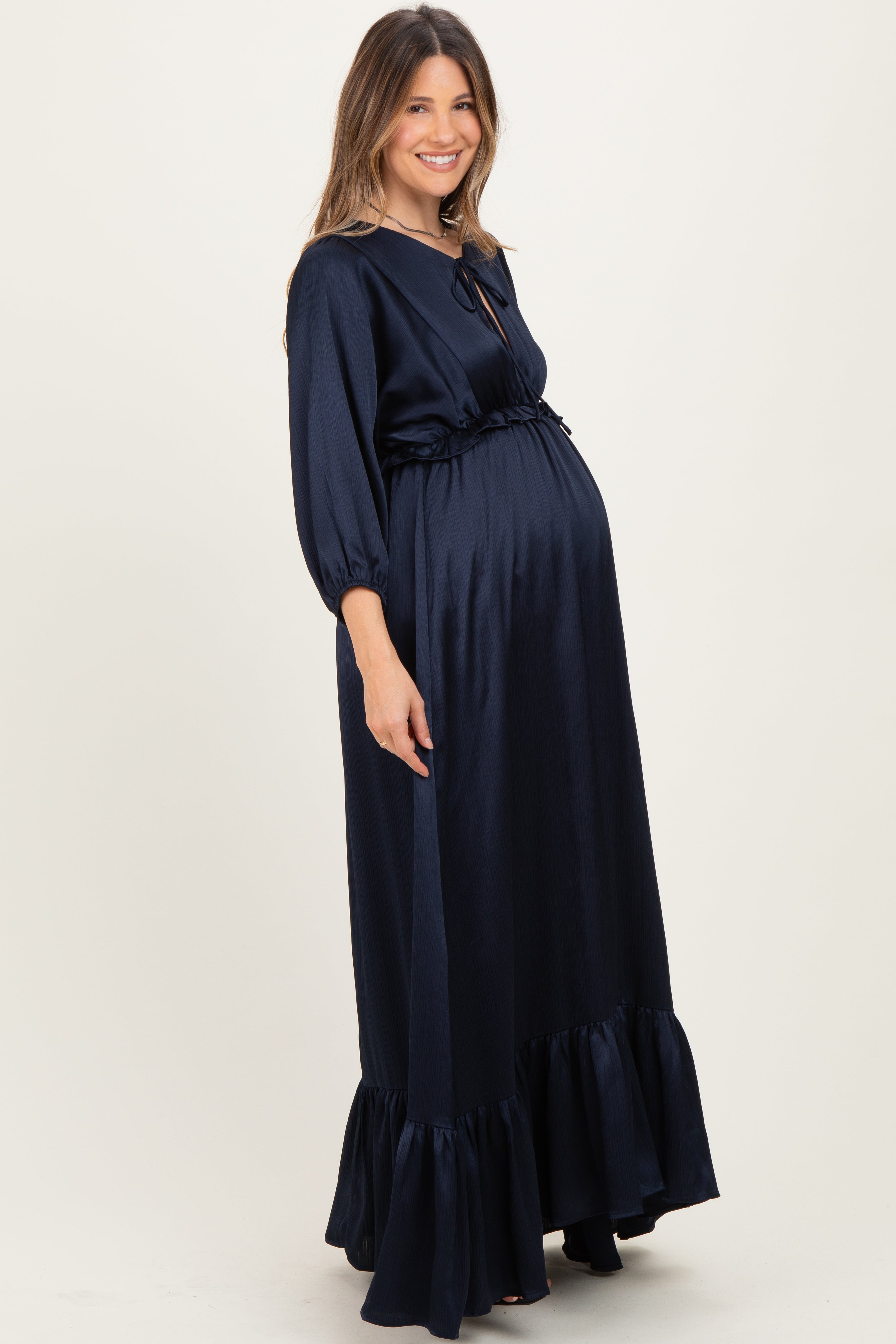 Marineblaues gestuftes Umstands-Maxikleid aus Satin mit langen Ärmeln, offenem V-Ausschnitt und Volant-Taille