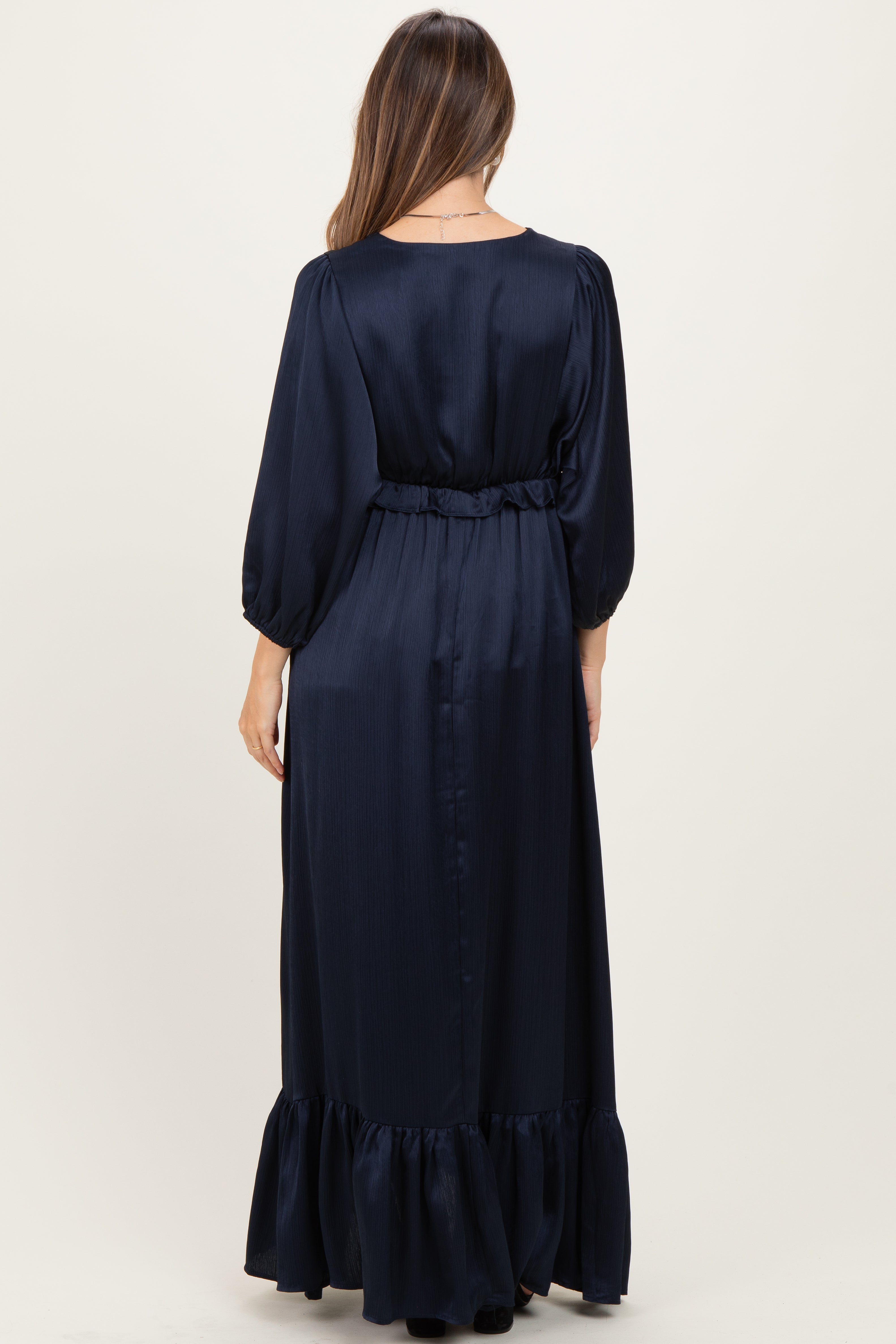Marineblaues gestuftes Umstands-Maxikleid aus Satin mit langen Ärmeln, offenem V-Ausschnitt und Volant-Taille