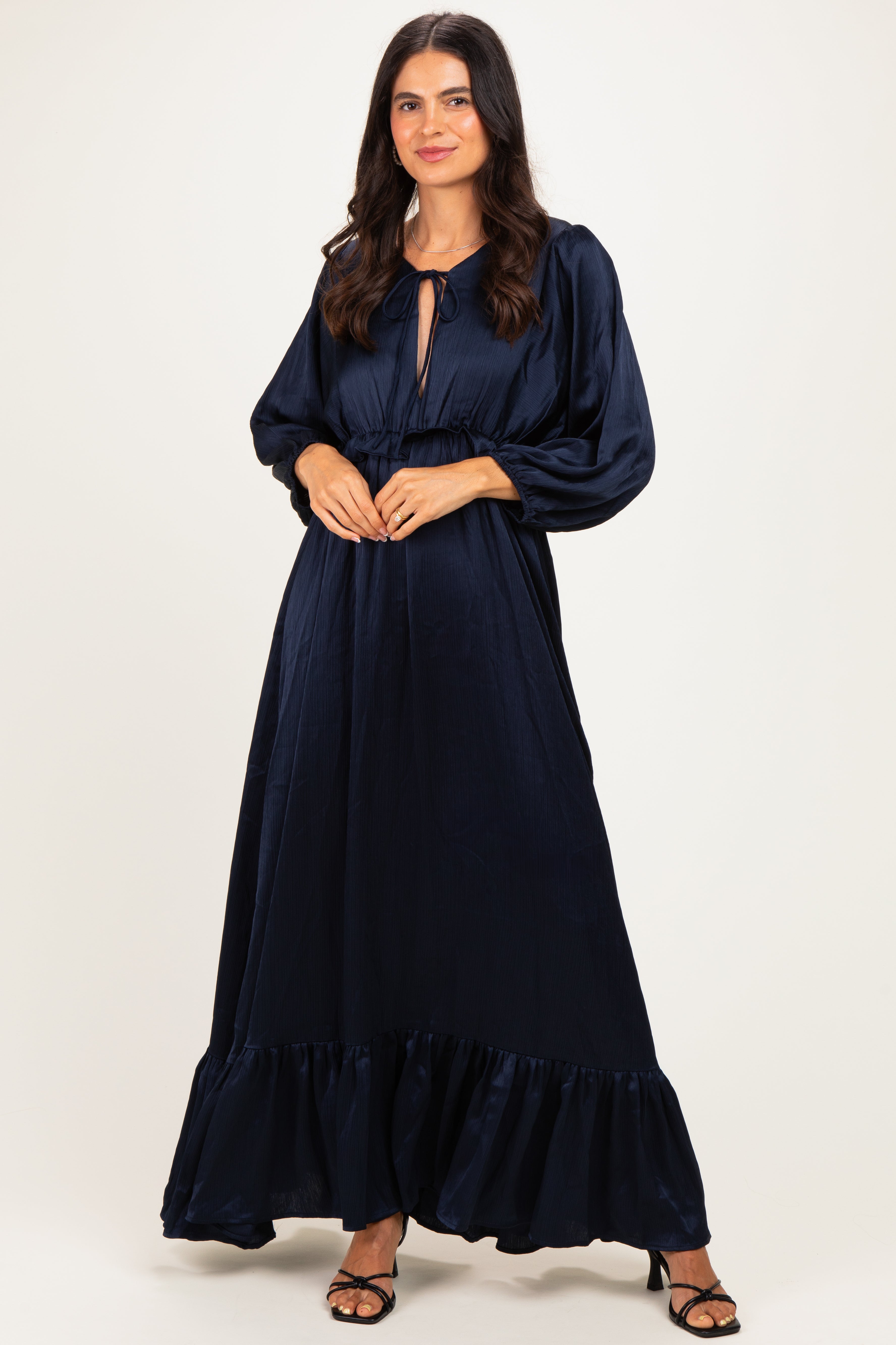 Marineblaues gestuftes Umstands-Maxikleid aus Satin mit langen Ärmeln, offenem V-Ausschnitt und Volant-Taille