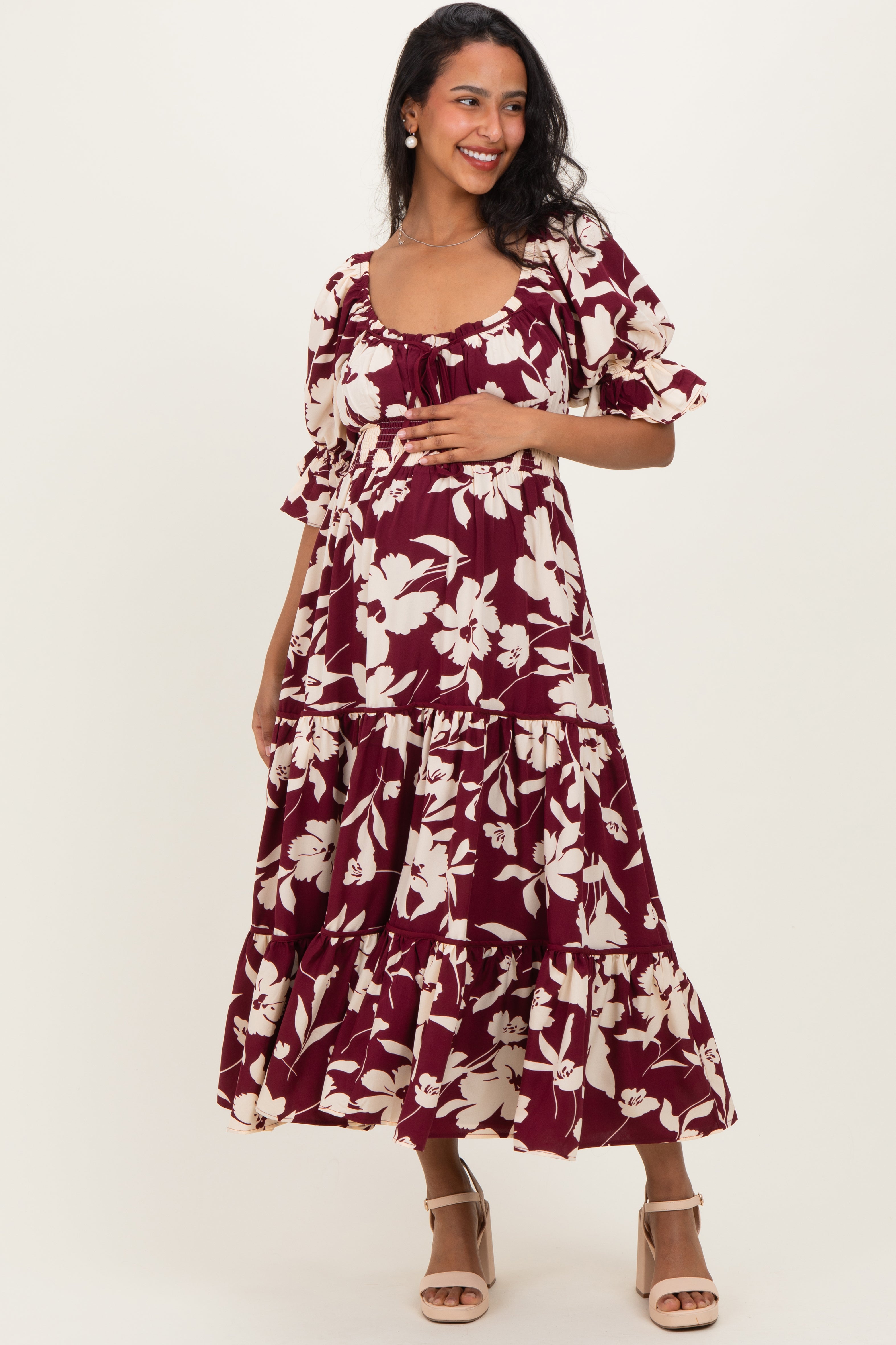 geblumtes-umstands-maxikleid-mit-kurzen-armeln-eckigem-ausschnitt-und-stufenrock