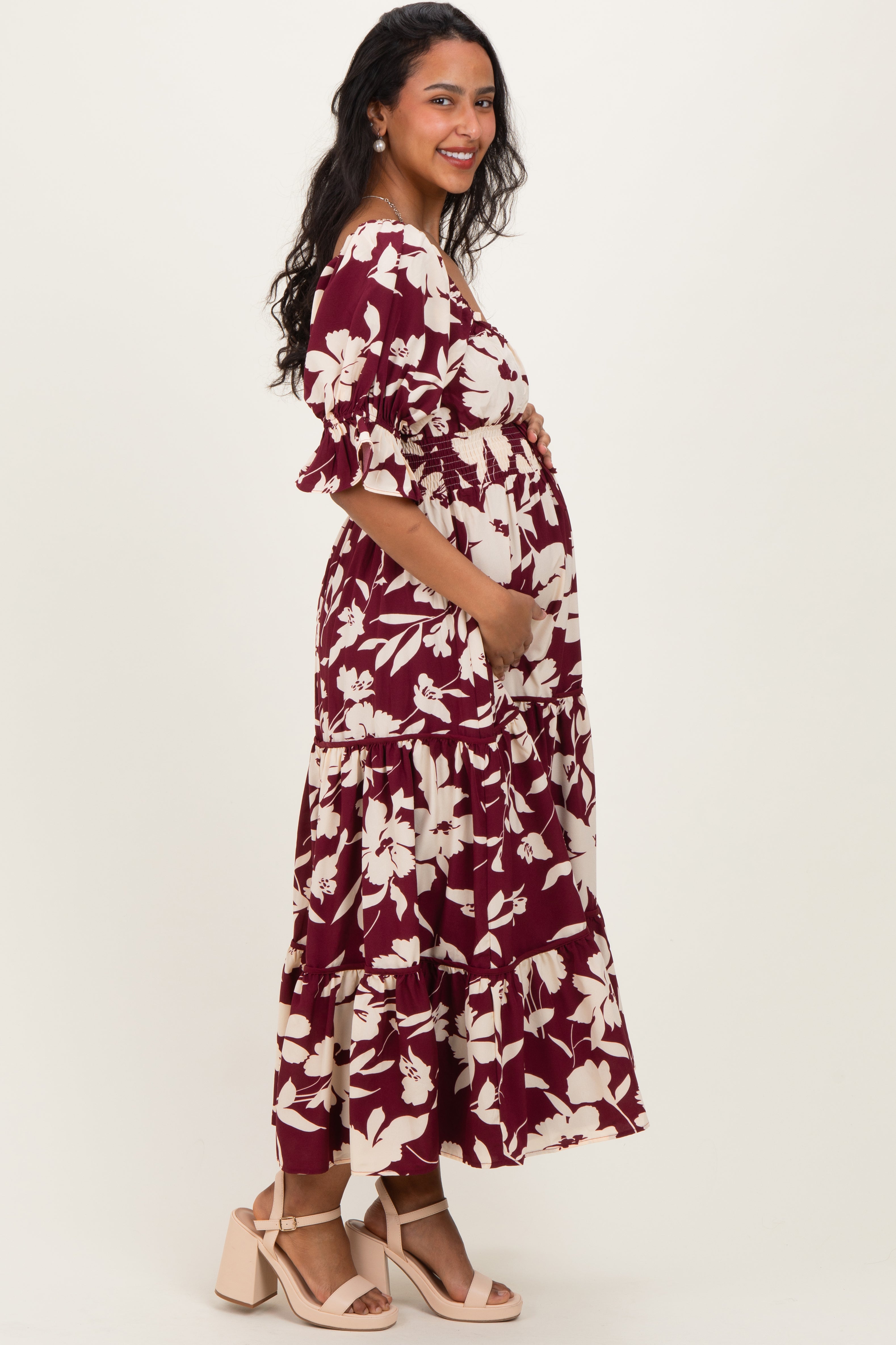 geblumtes-umstands-maxikleid-mit-kurzen-armeln-eckigem-ausschnitt-und-stufenrock