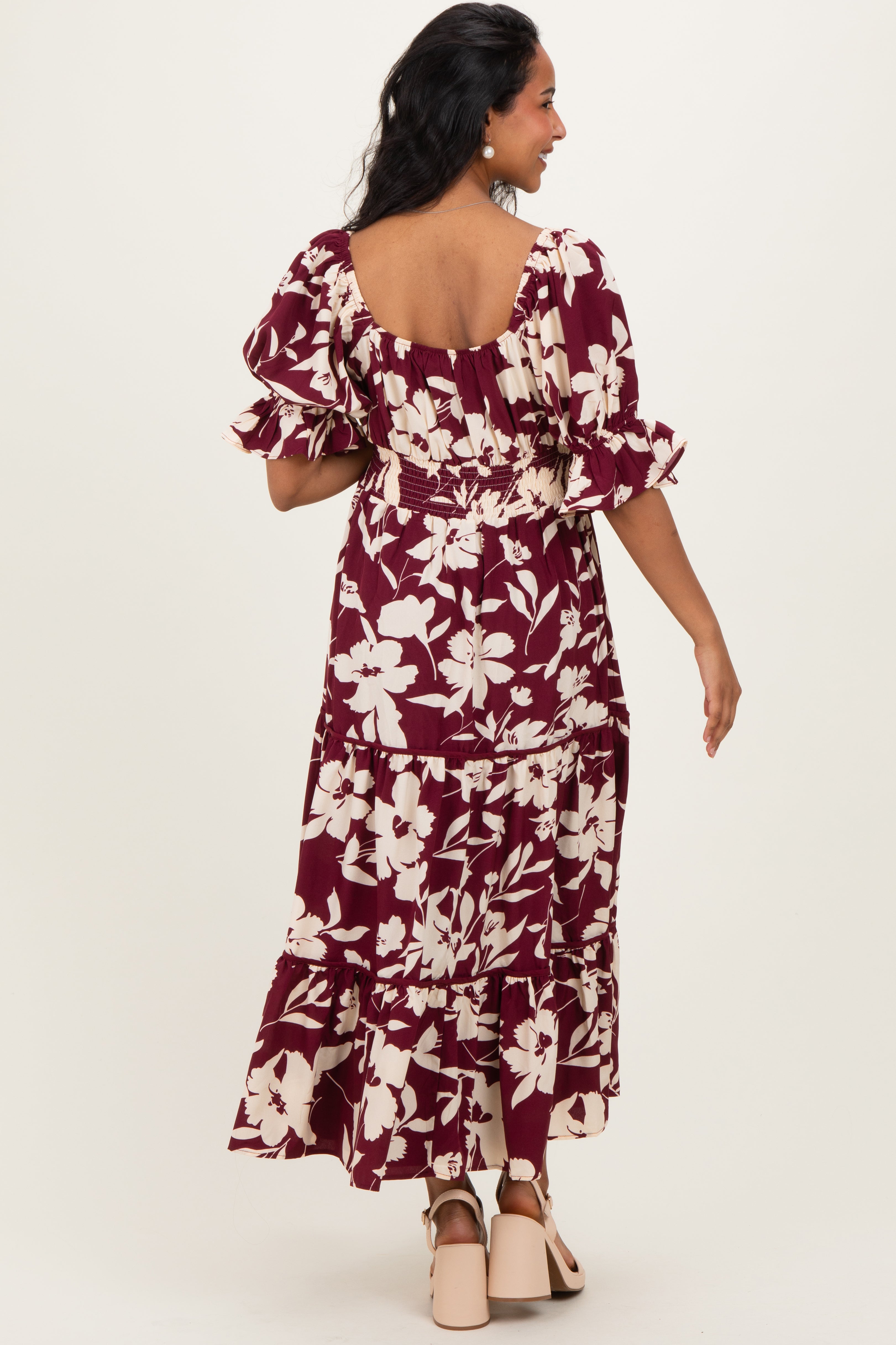 geblumtes-umstands-maxikleid-mit-kurzen-armeln-eckigem-ausschnitt-und-stufenrock