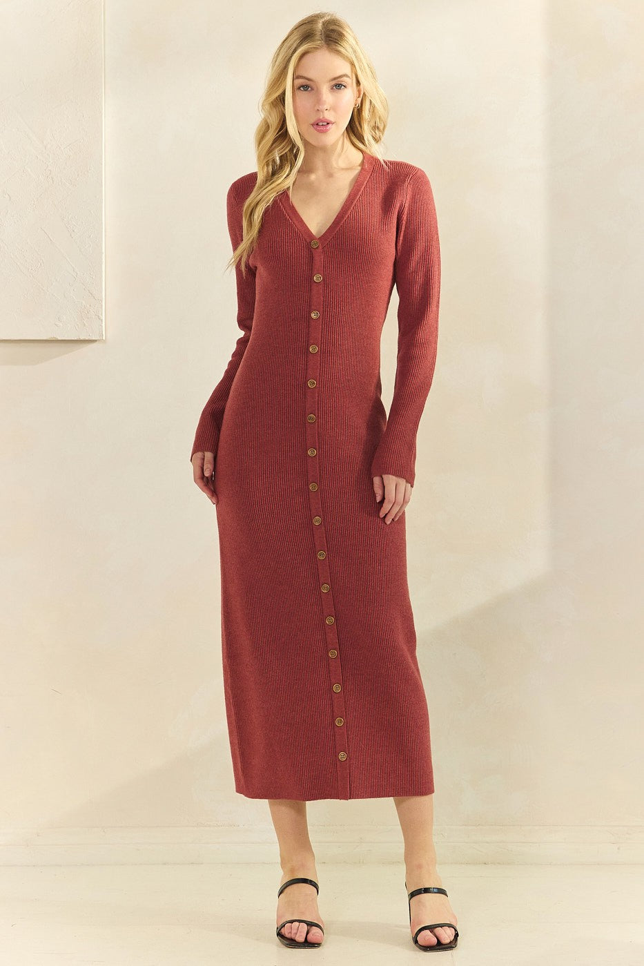 Rostrotes Umstands-Midikleid aus Rippstrick mit Knopfleiste und langen Ärmeln
