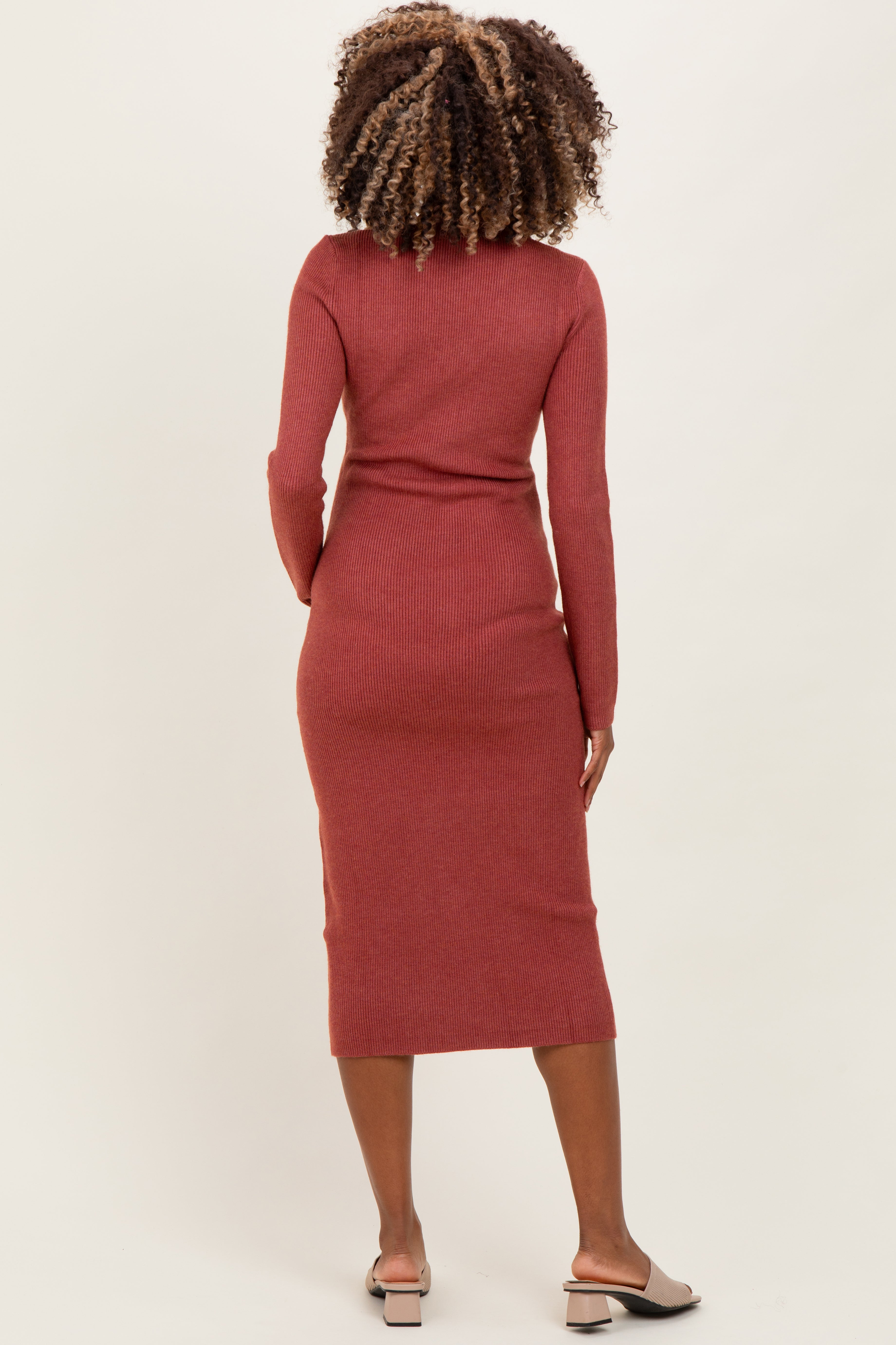 Rostrotes Umstands-Midikleid aus Rippstrick mit Knopfleiste und langen Ärmeln