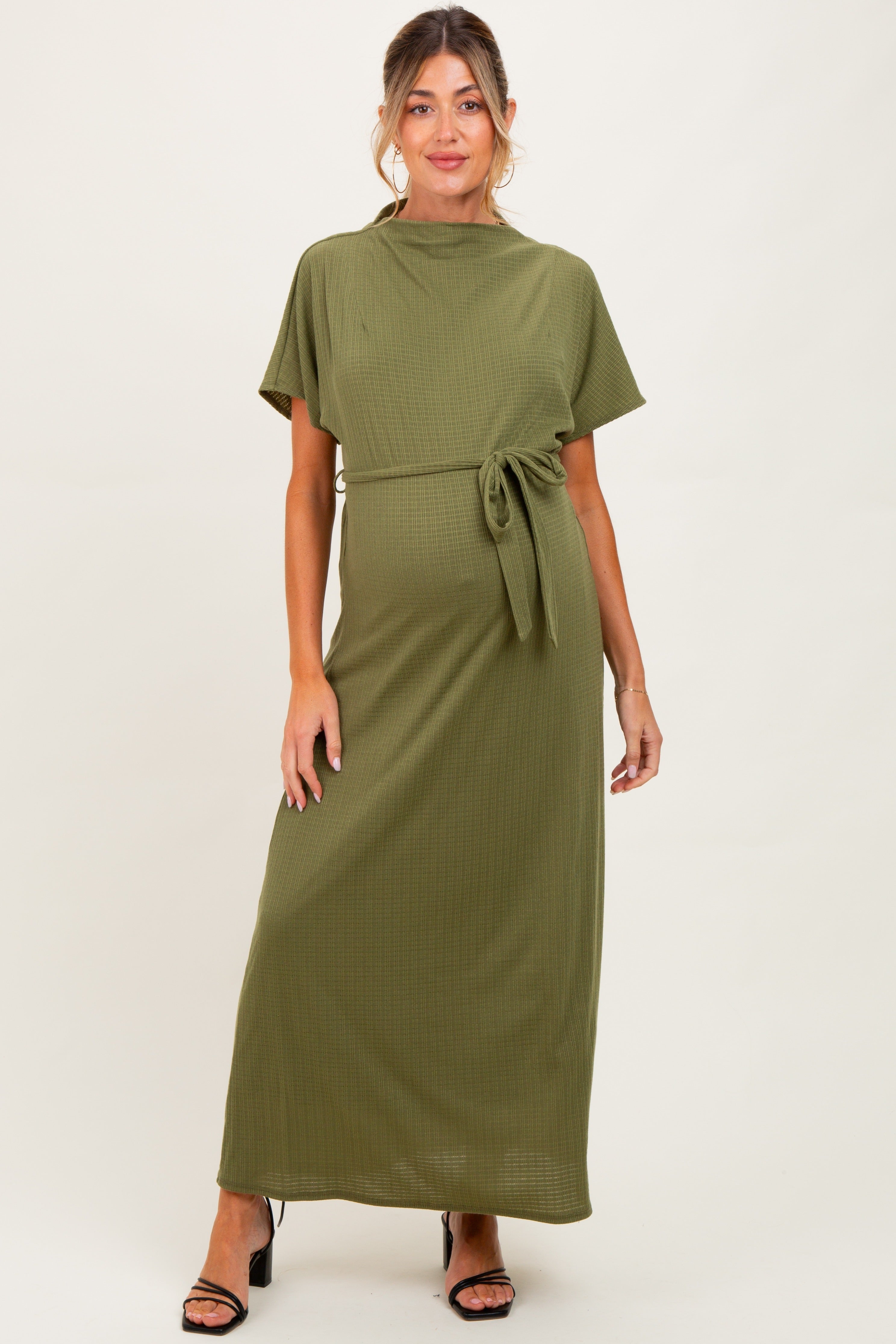 Olivfarbenes Umstands-Maxikleid mit Karomuster, drapiertem Ausschnitt und Bindegürtel