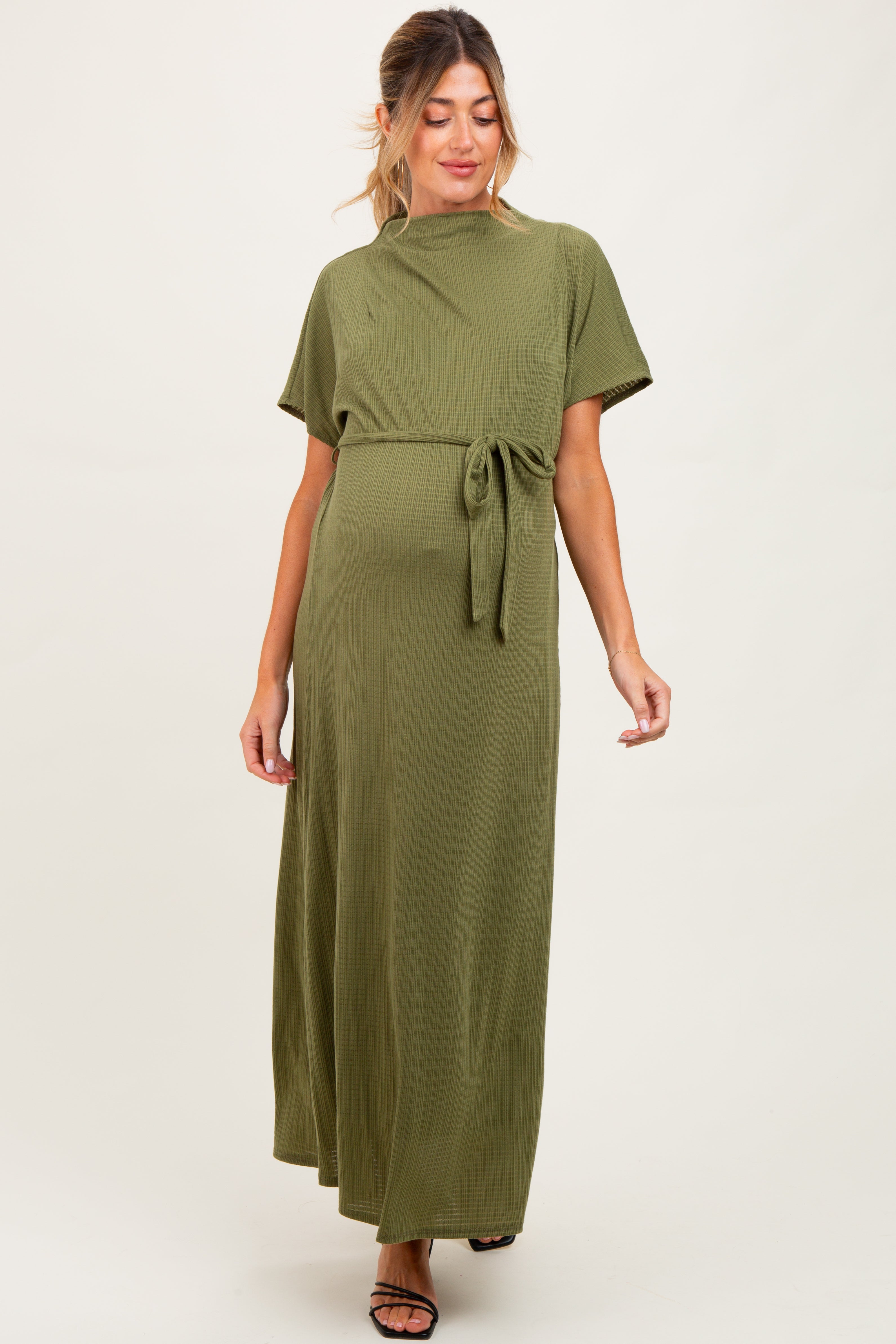Olivfarbenes Umstands-Maxikleid mit Karomuster, drapiertem Ausschnitt und Bindegürtel