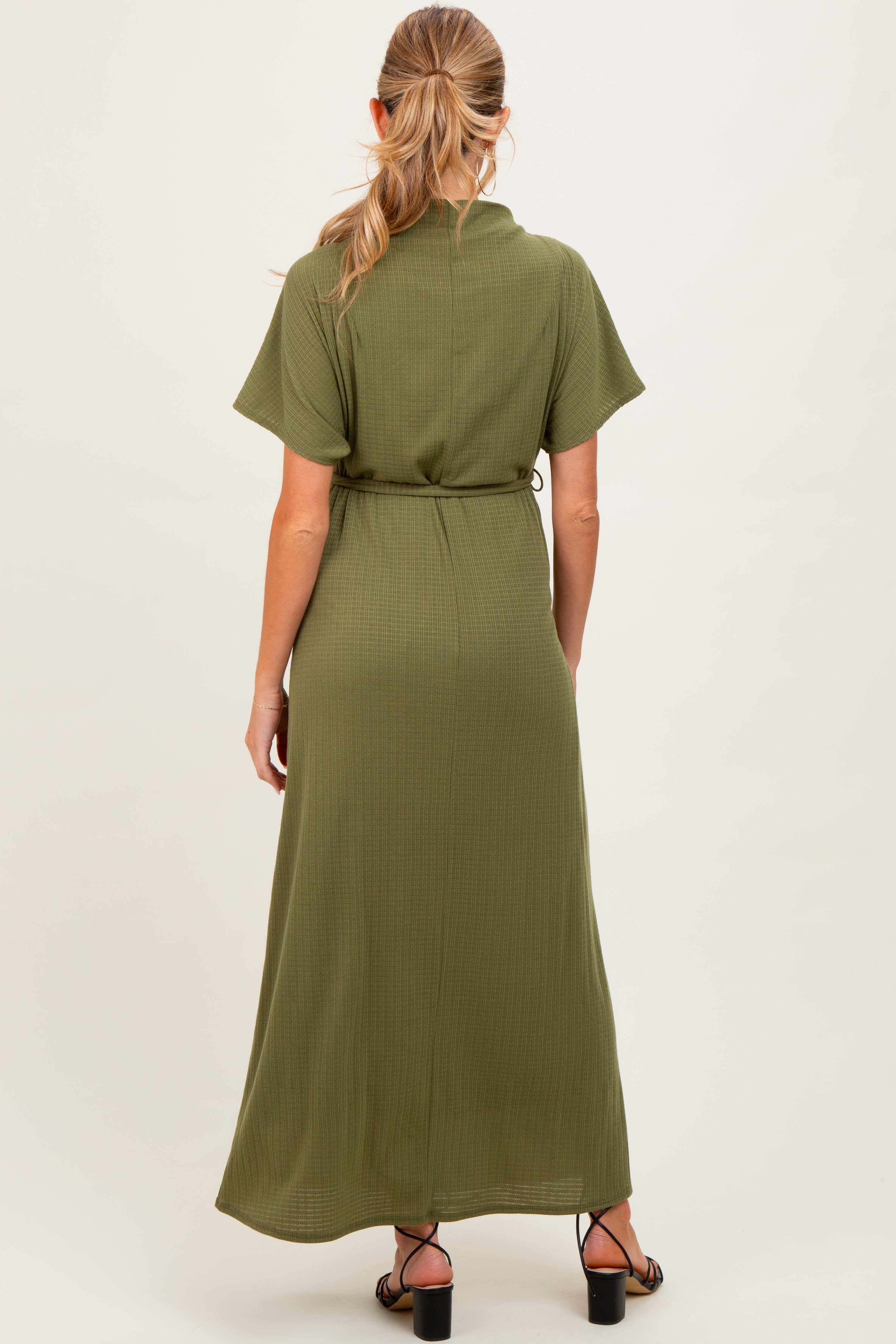 Olivfarbenes Umstands-Maxikleid mit Karomuster, drapiertem Ausschnitt und Bindegürtel