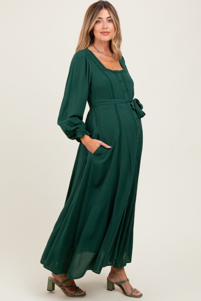 Umstands-Maxikleid zum Durchknöpfen mit Spitzendetail in Waldgrün