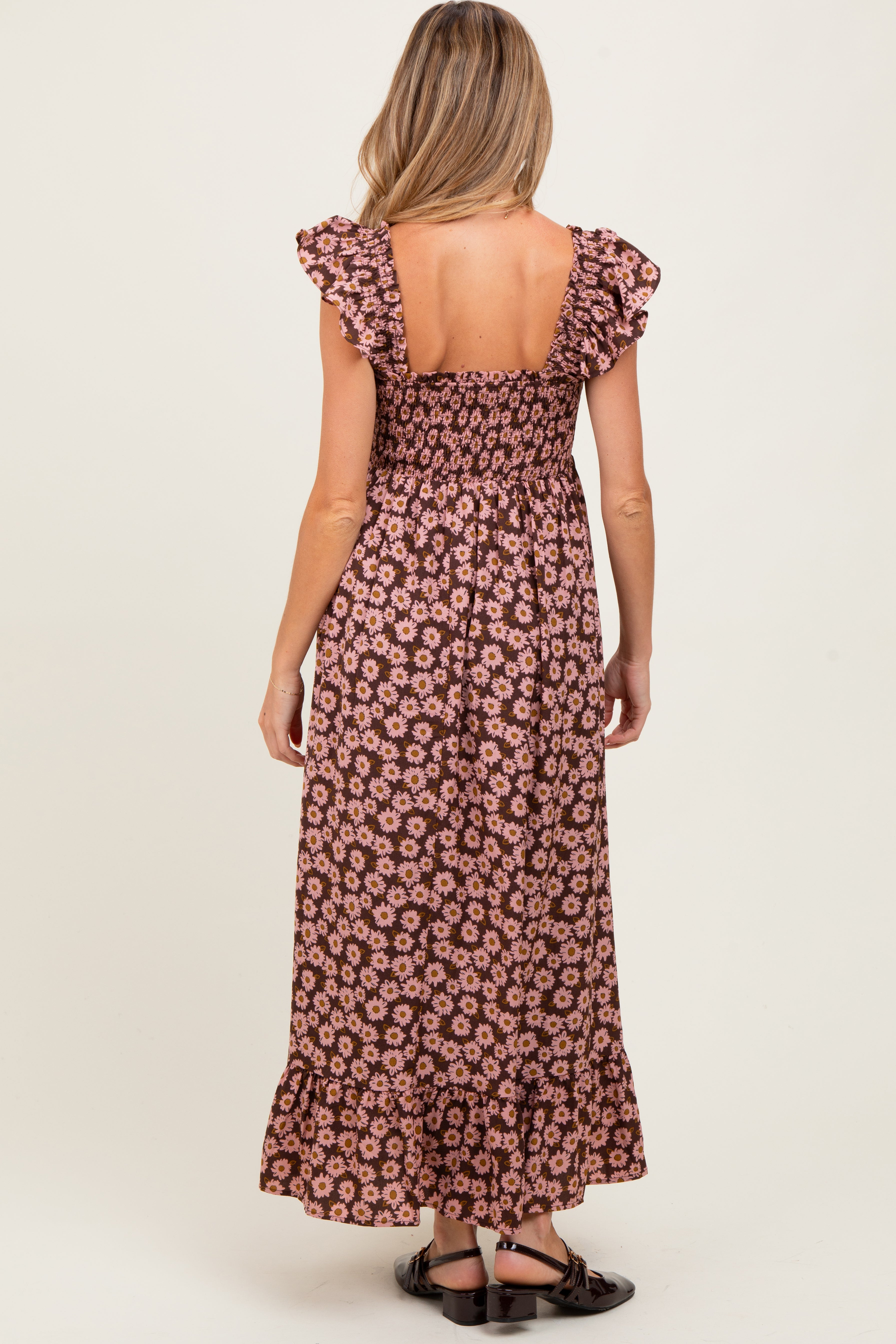 Geschmocktes Umstands-Midikleid mit Blumenmuster in Braun